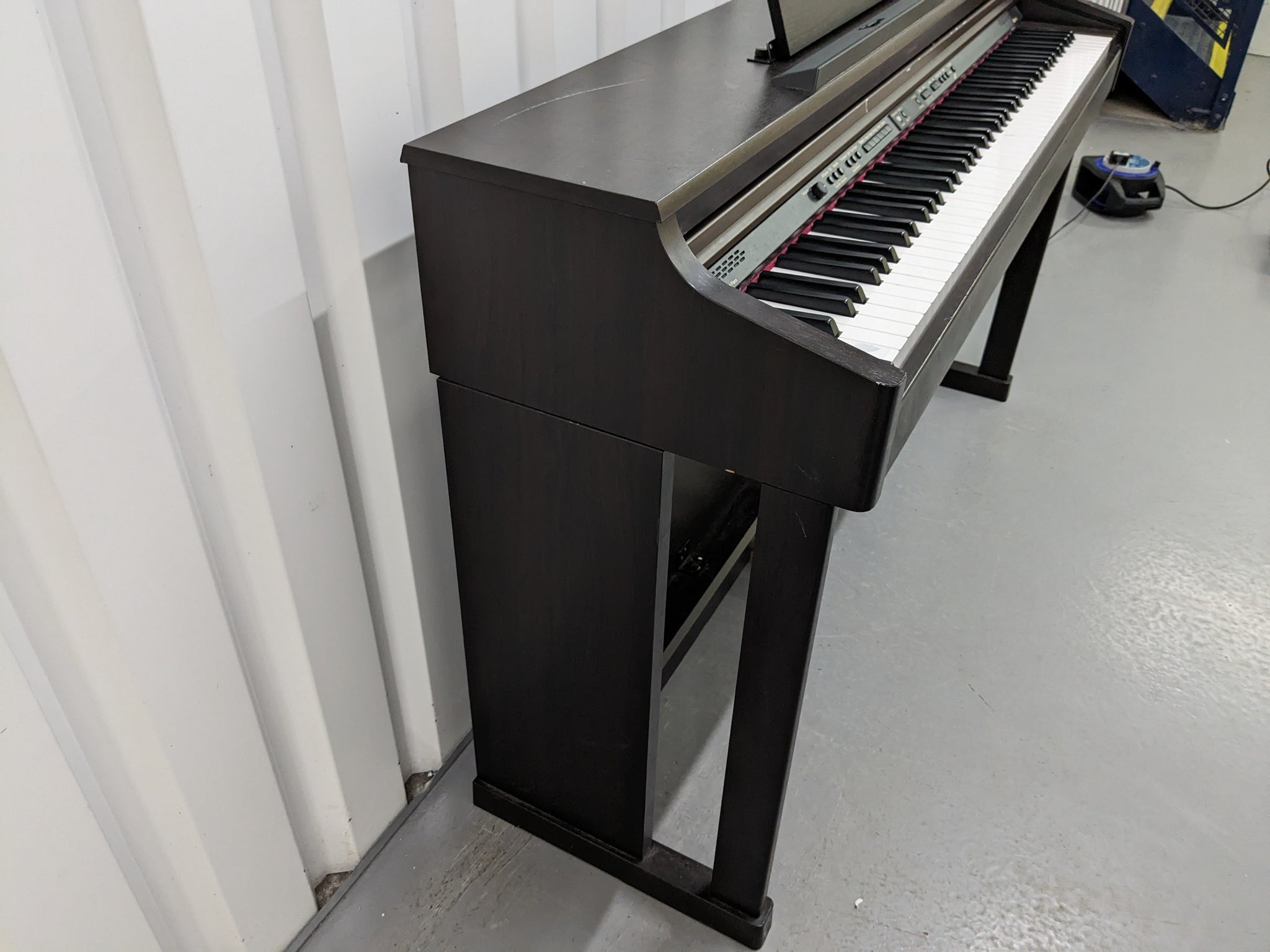Roland HP203 digital piano and stool in dark rosewood finish stock
