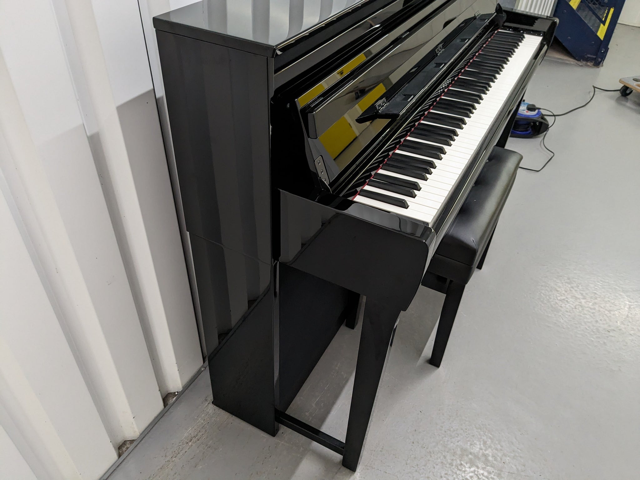 Yamaha Clavinova CLP-685PE Digital Piano polished ebony glossy