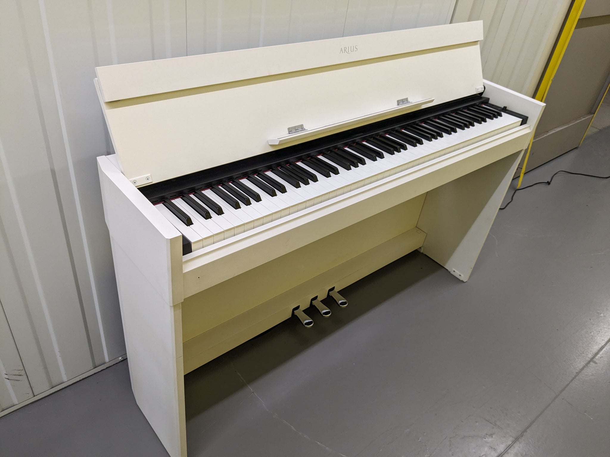 Yamaha Arius YDP-S51 white Digital Piano Slimline space