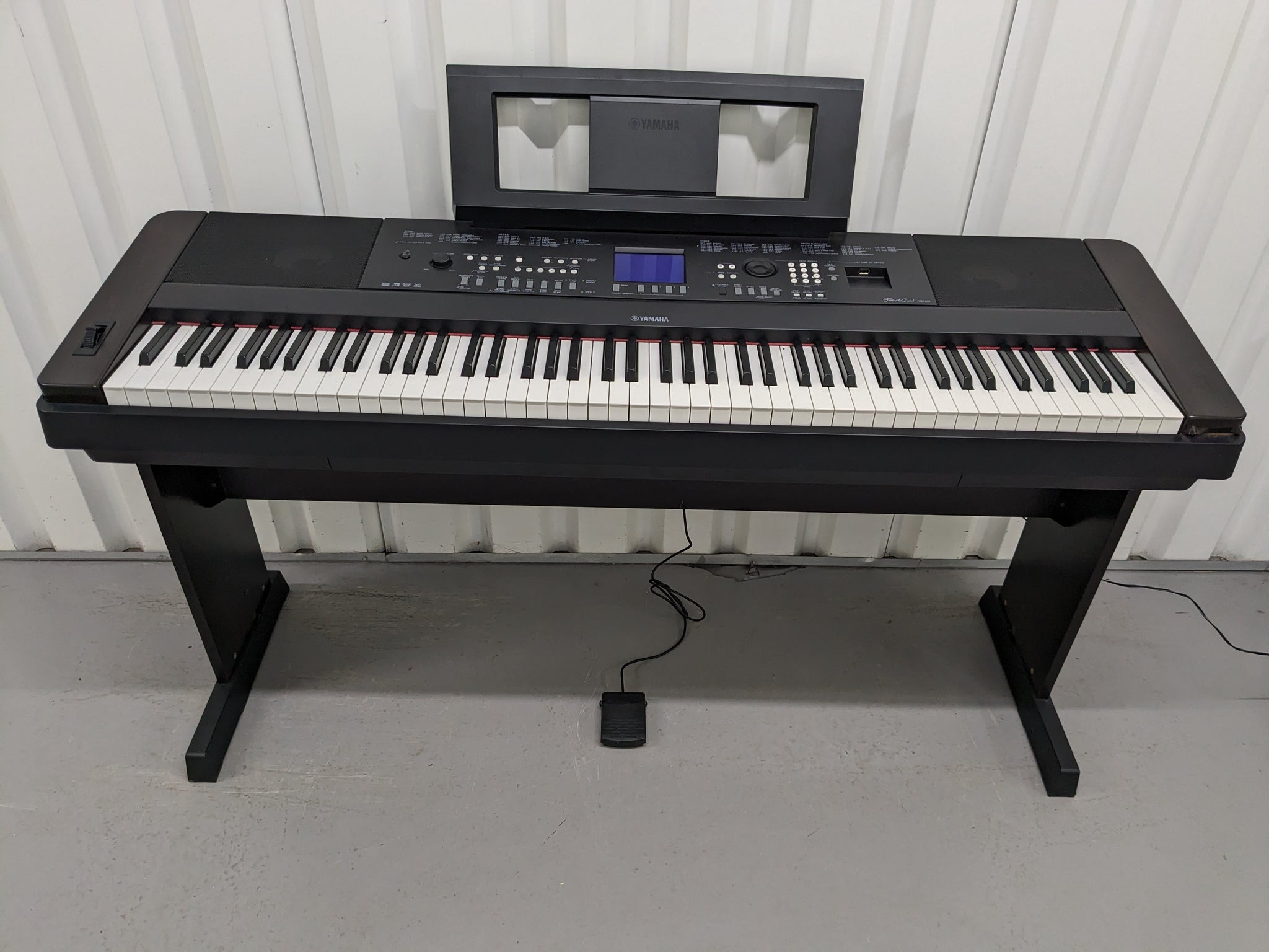 Yamaha DGX-650 black portable grand piano keyboard +stand + pedal
