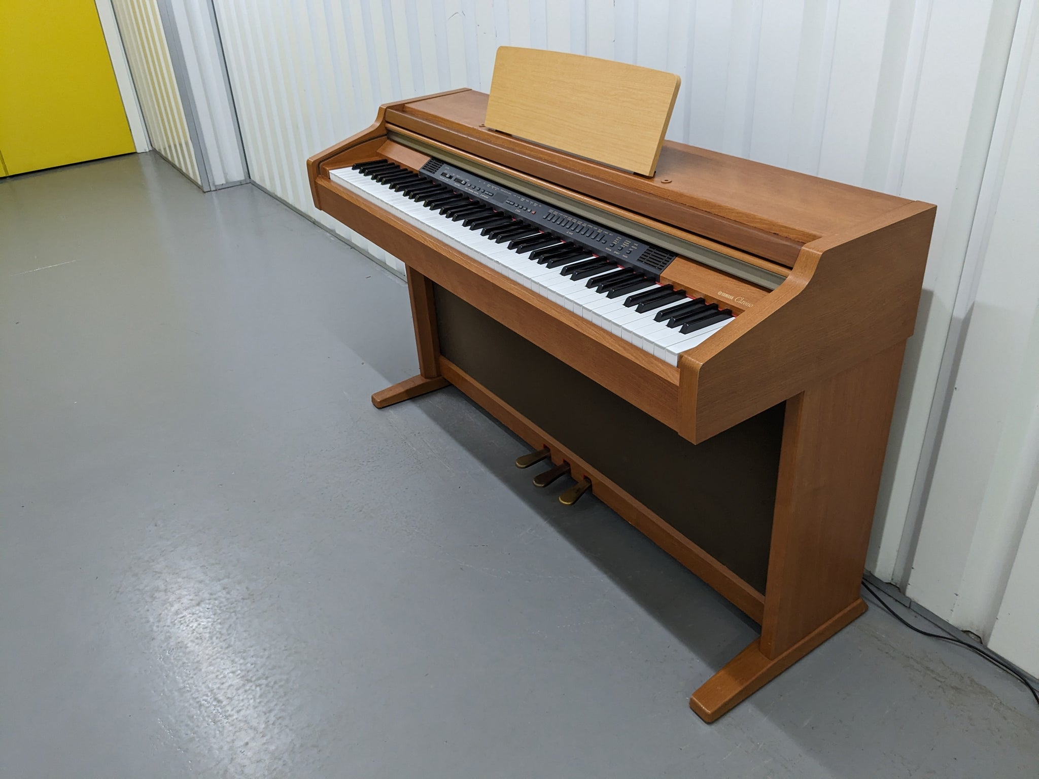 Yamaha Clavinova CLP-950 Digital Piano in cherry wood / light oak stoc –  Sulinda Music