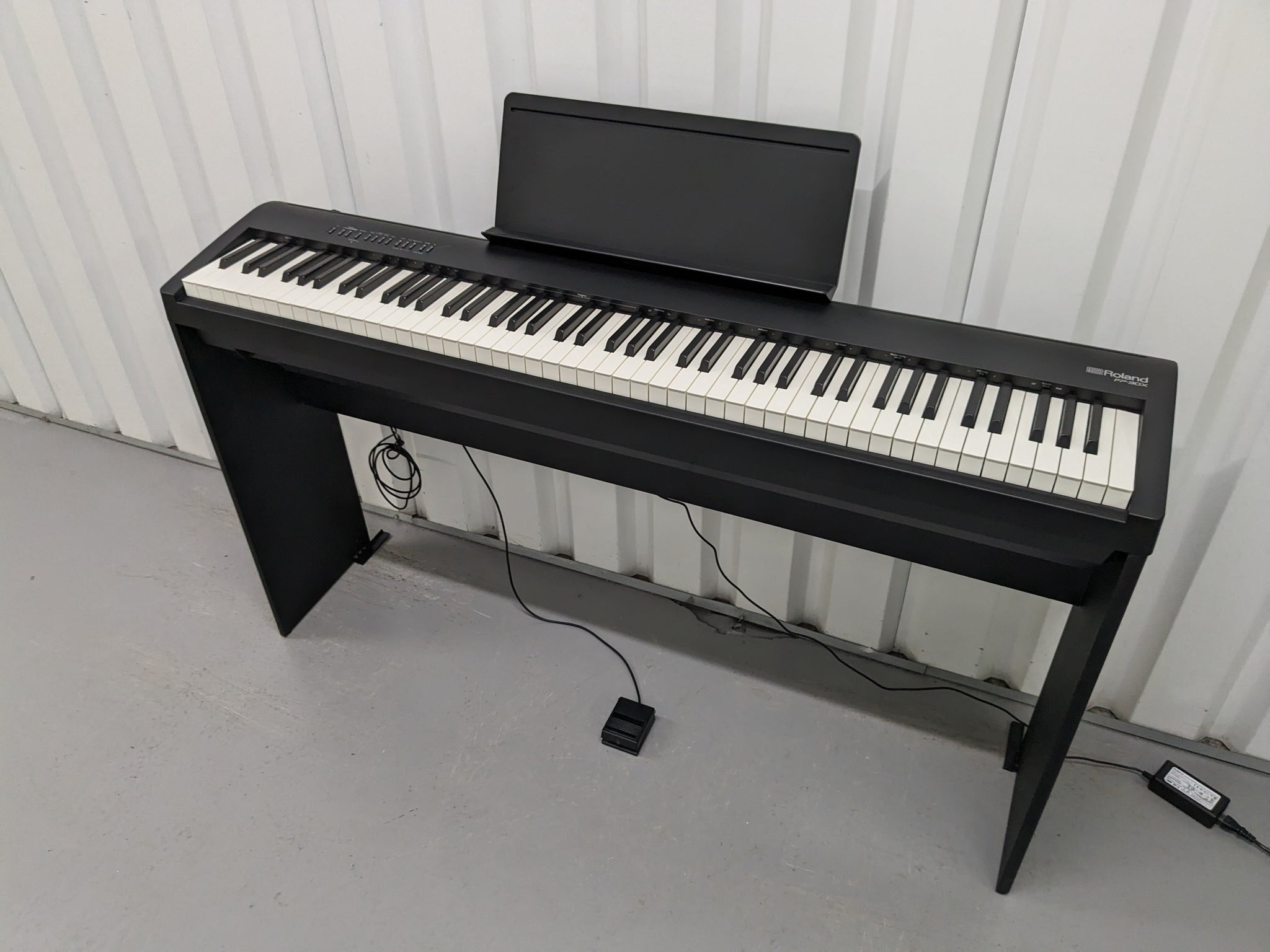 roland fp-30x stand and pedals Roland FP30X 88 Key Weighted Keys Portable black piano with stand and – Sulinda Music