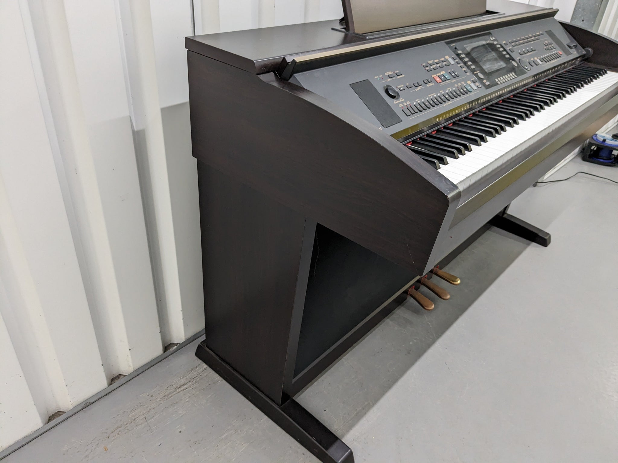 Yamaha Clavinova CVP-305 Digital Piano / arranger in dark