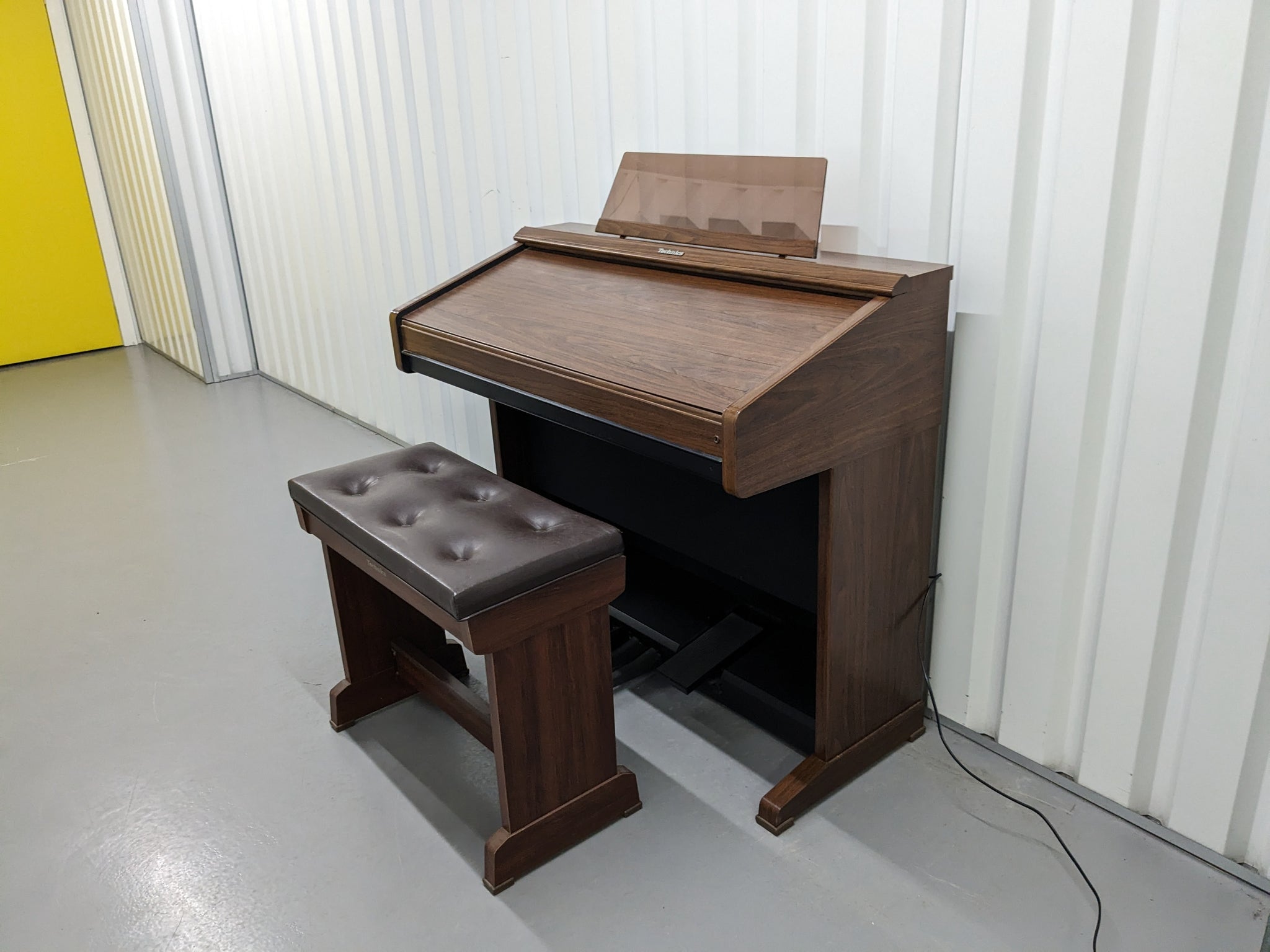Technics EX35 Electric Organ and organ stool in mahogany finish