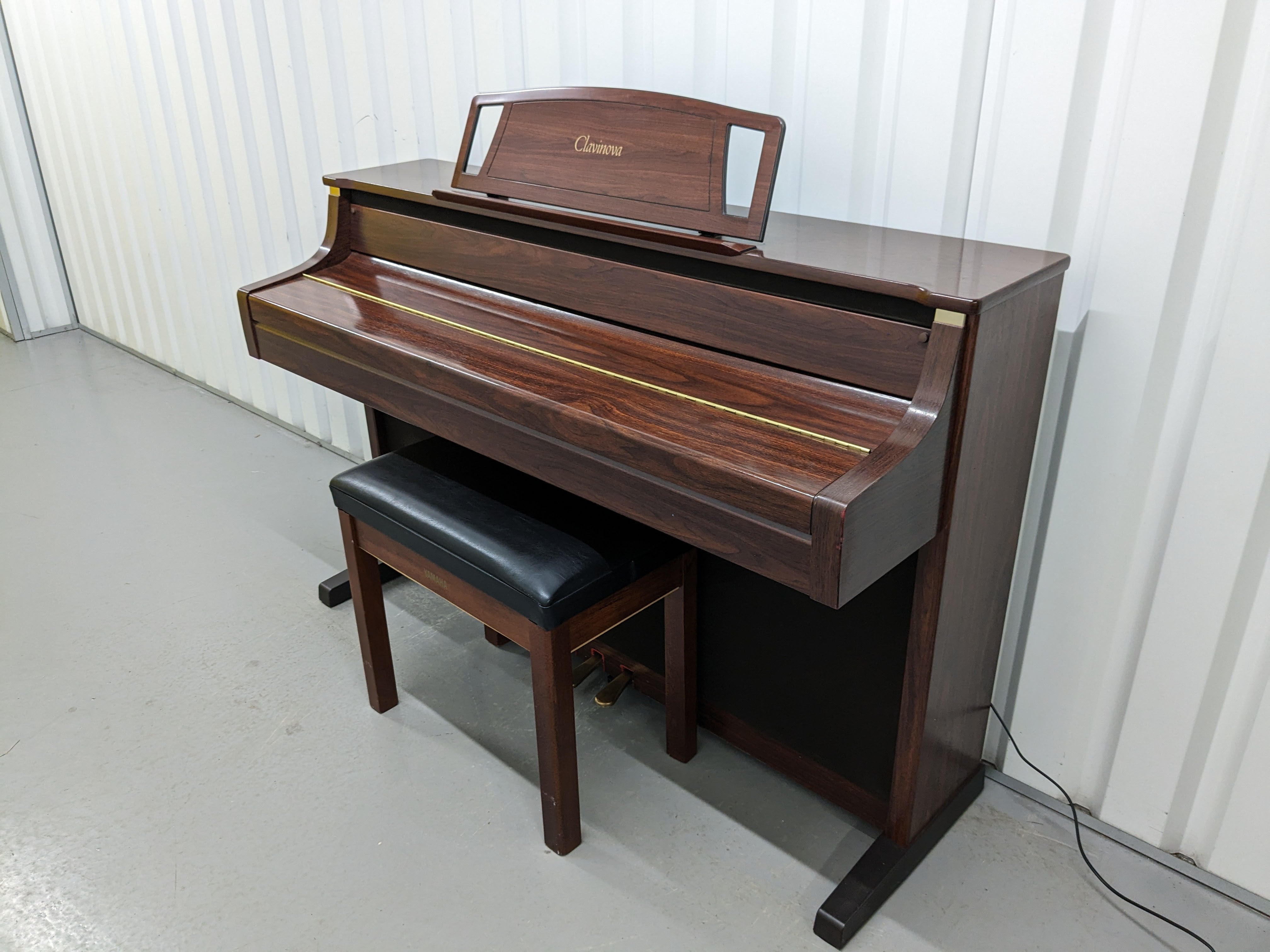 Sulin Da Yamaha Clavinova CLP-880 digital piano and stool in mahogany finish st ...