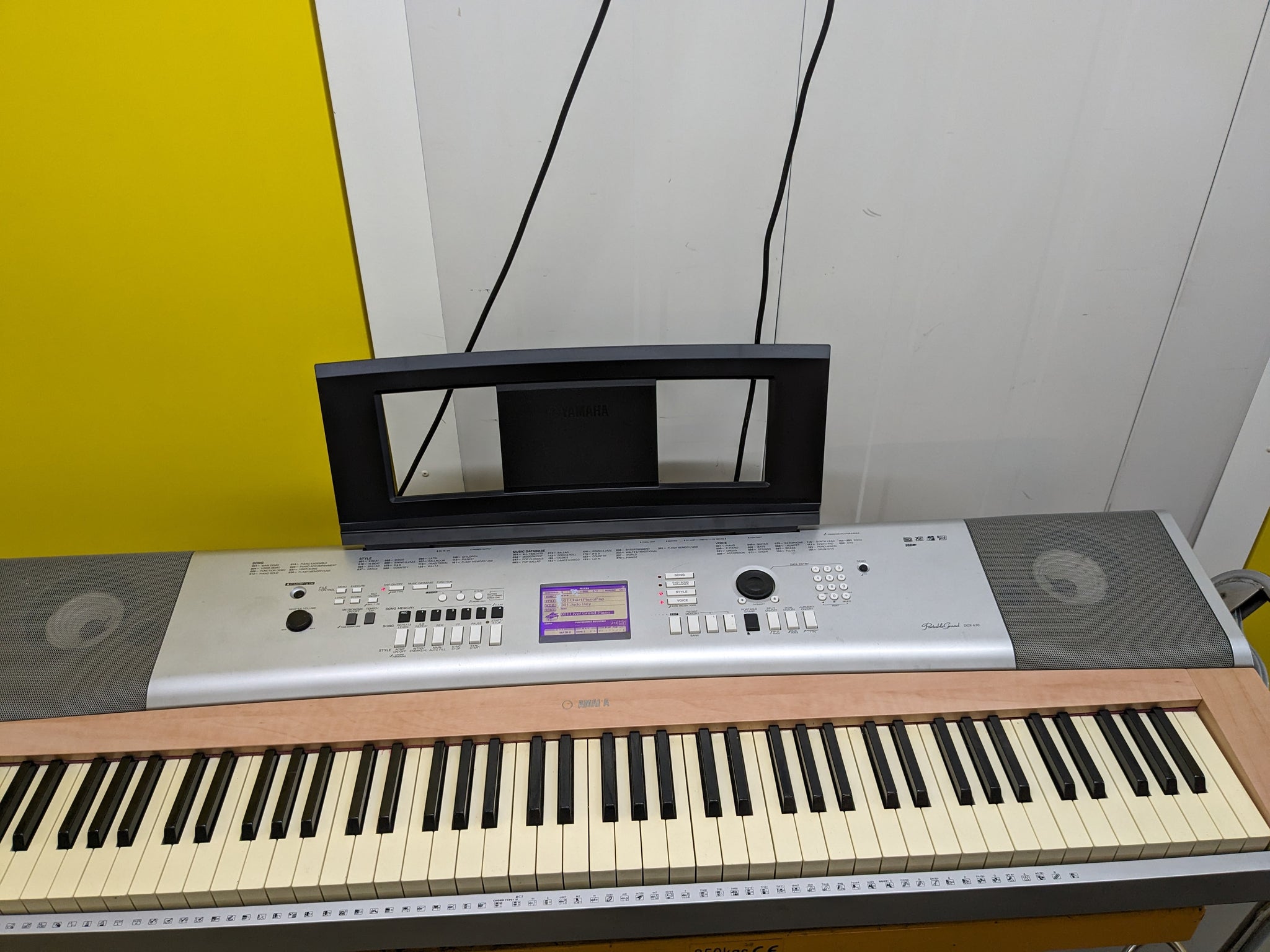 yamaha psr e463 pedal Yamaha DGX-620 88 Key Weighted Keys Portable Grand + book holder + ped – Sulinda Music