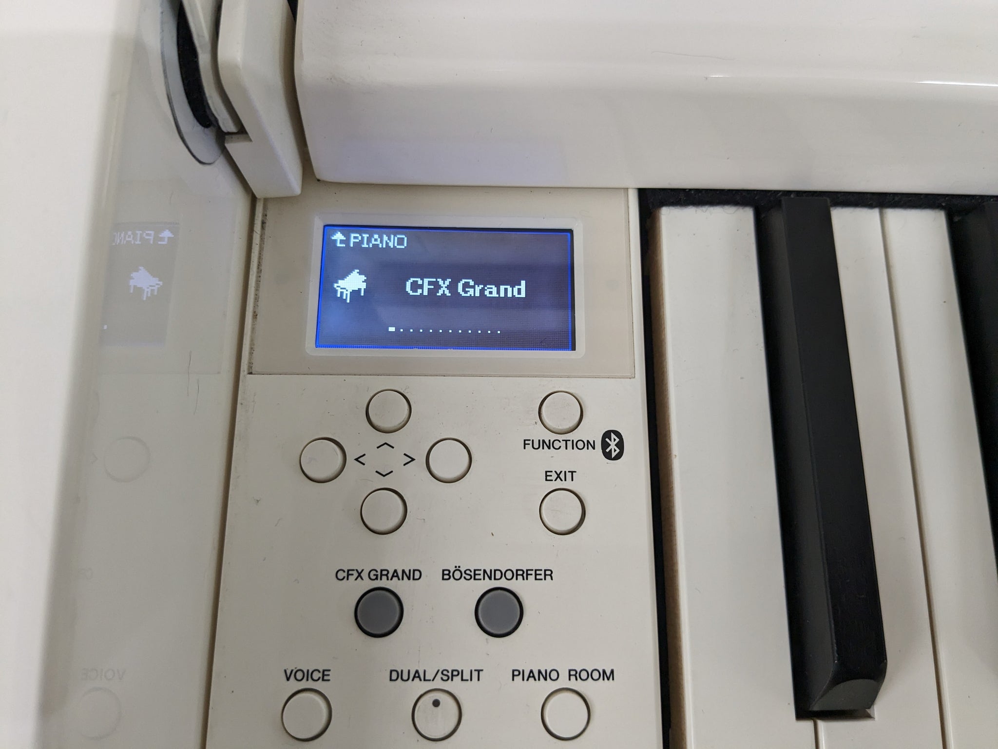 Yamaha Clavinova CLP-685WH Digital Piano polished glossy
