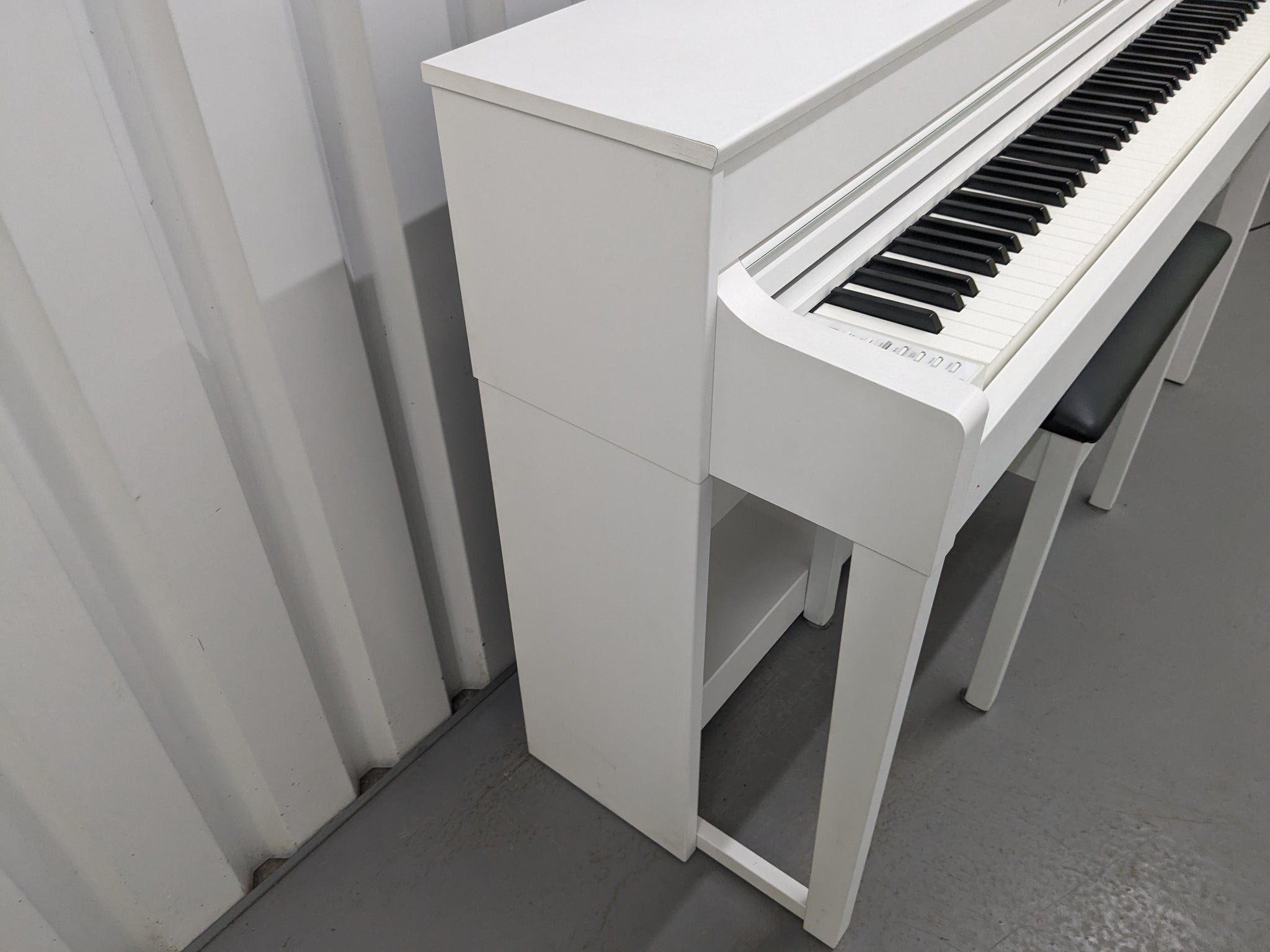 Yamaha Clavinova CLP-535 digital piano and stool in satin white