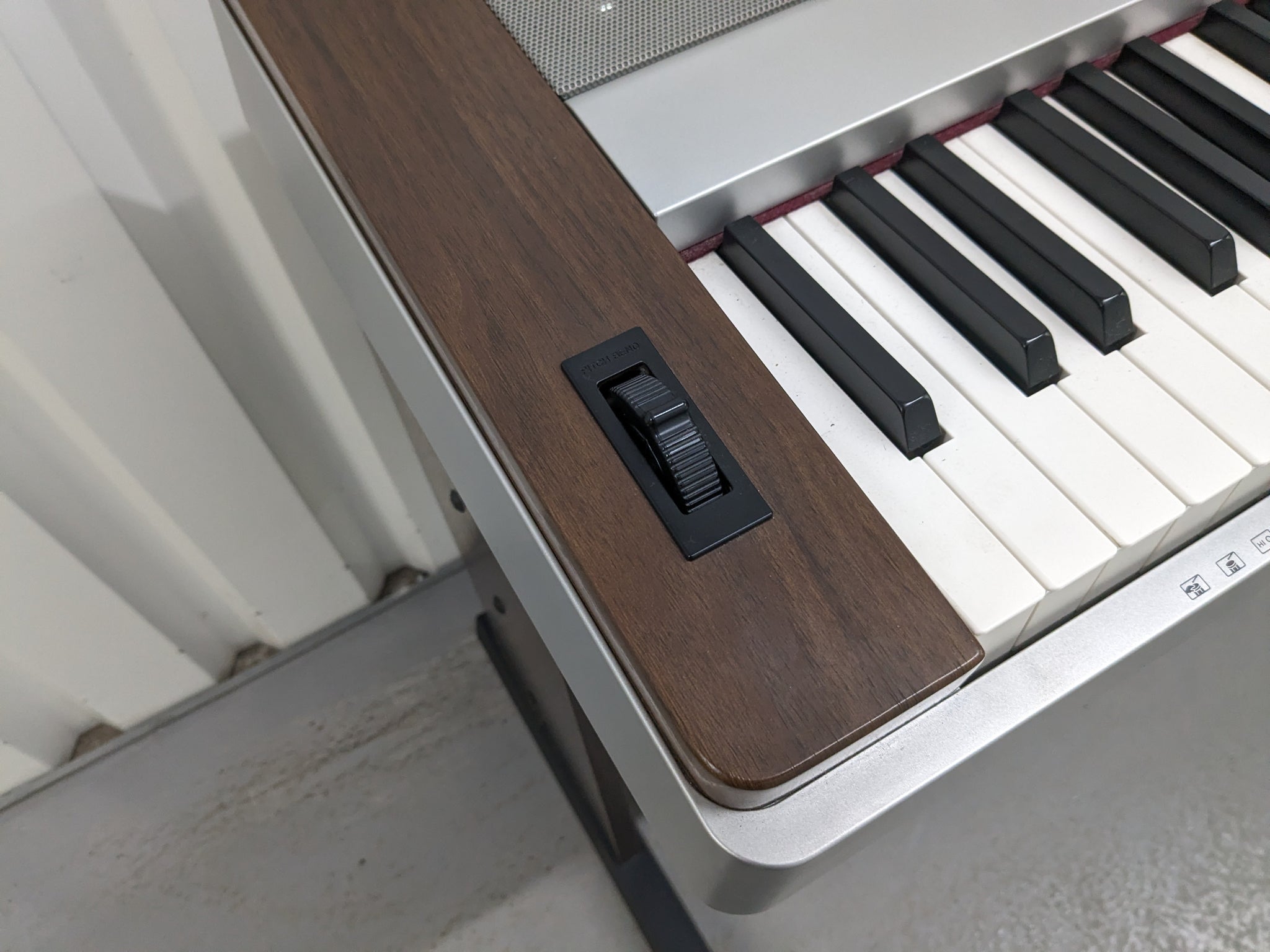 Yamaha DGX-640 rosewood portable grand piano keyboard 3 pedals