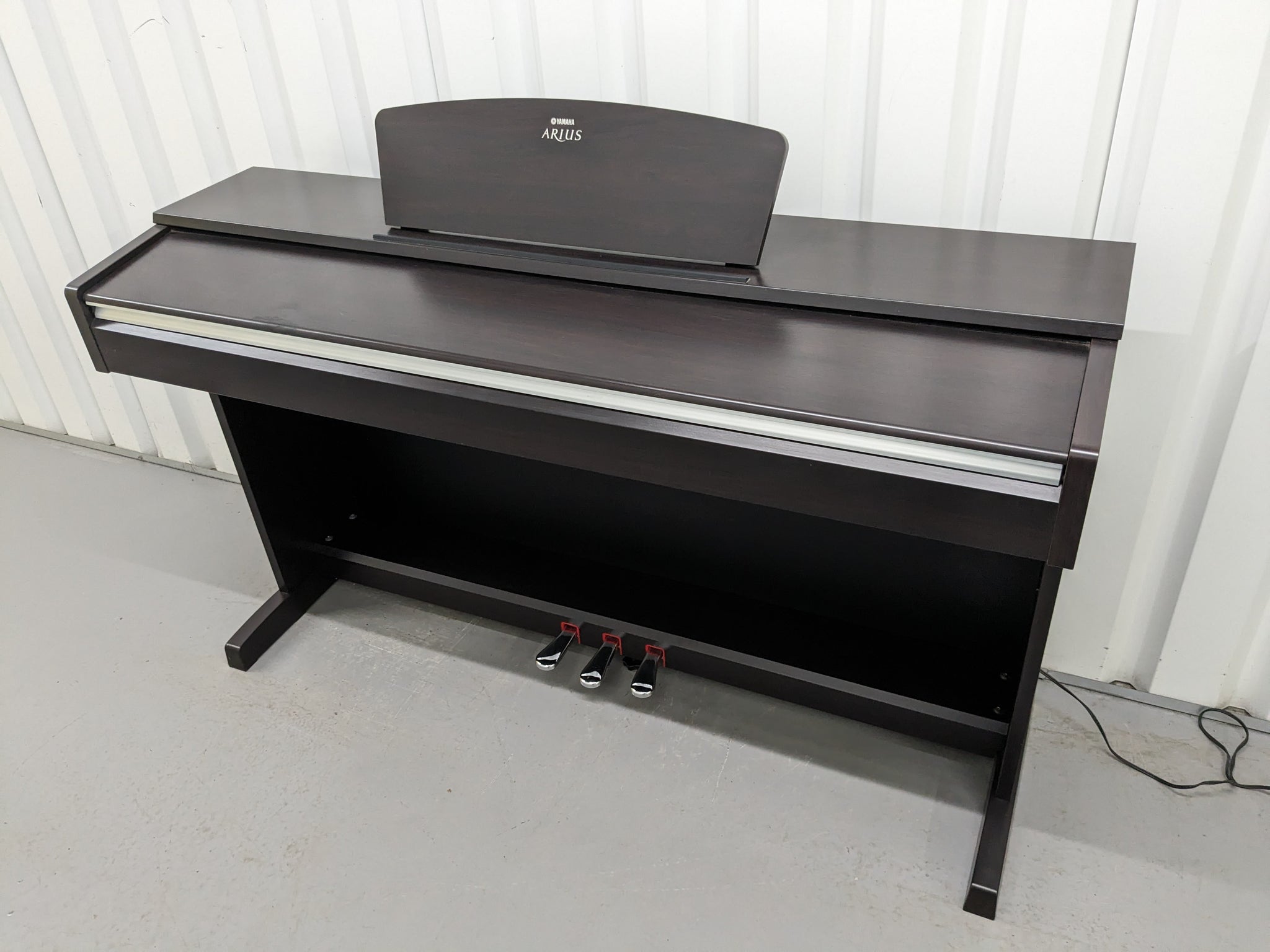 Klavier / E sale Piano Yamaha Arius YPD 135