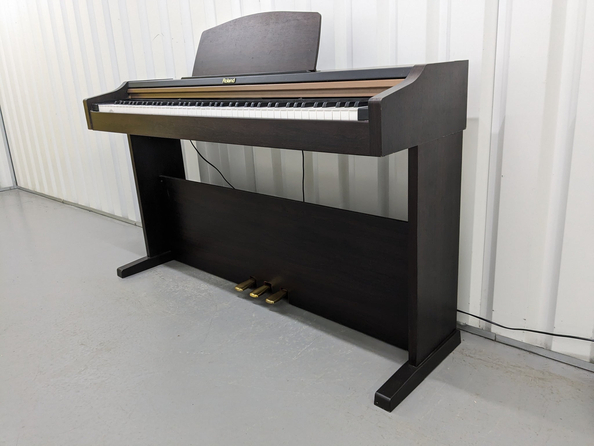 keyboard with weighted keys and pedal Roland HP101e Digital Piano in rosewood weighted keys 3 pedals, stock – Sulinda Music
