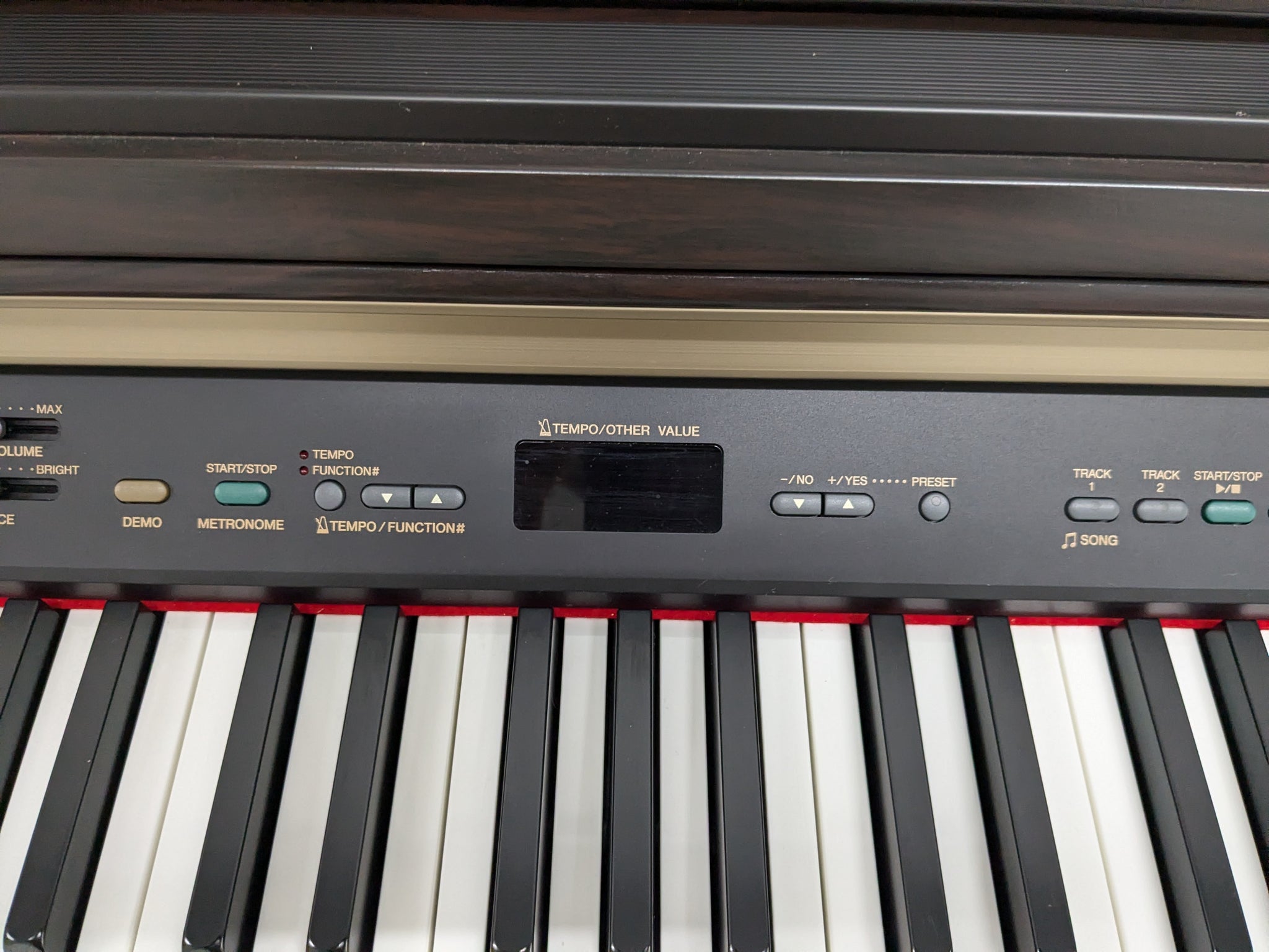 YAMAHA　Clavinova CLP-120 Yamaha Clavinova CLP-120 Digital Piano in dark rosewood stock