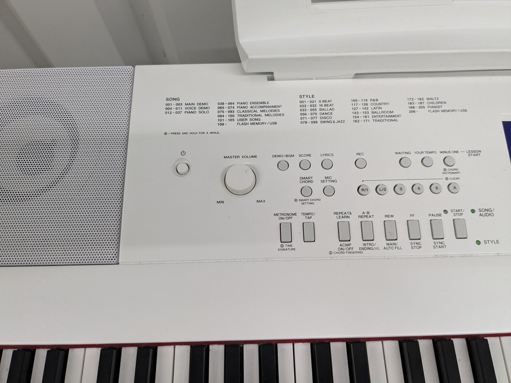 Yamaha DGX-660 in white 88 Key Weighted Keys Portable Grand, stand