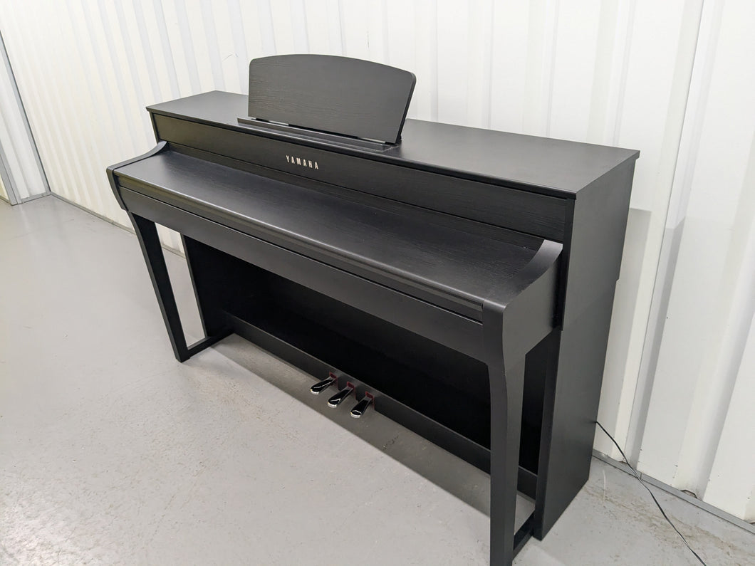 Yamaha Clavinova CLP-735 in satin black with stool and manuals stock nr 24354