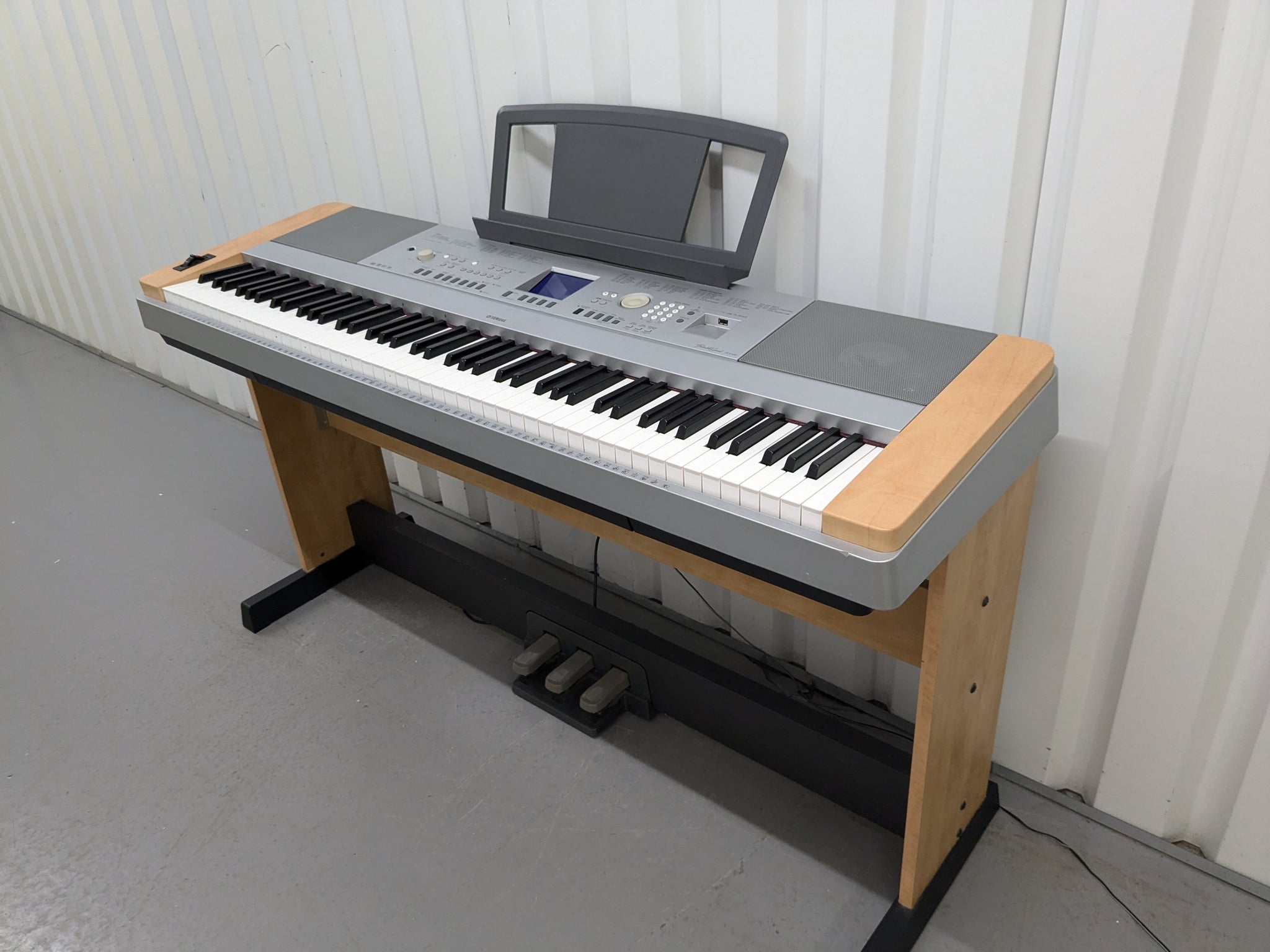 Yamaha DGX-640 rosewood portable grand piano keyboard 3 pedals