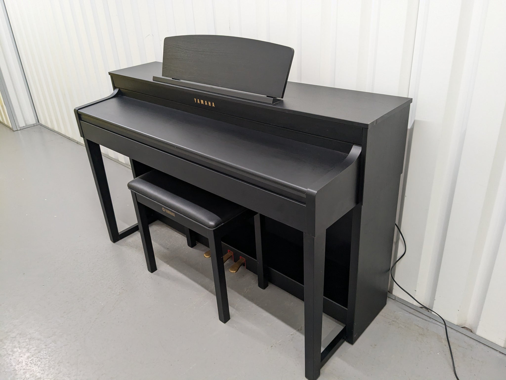 Yamaha Clavinova CLP-470 in satin black with wooden keys action +