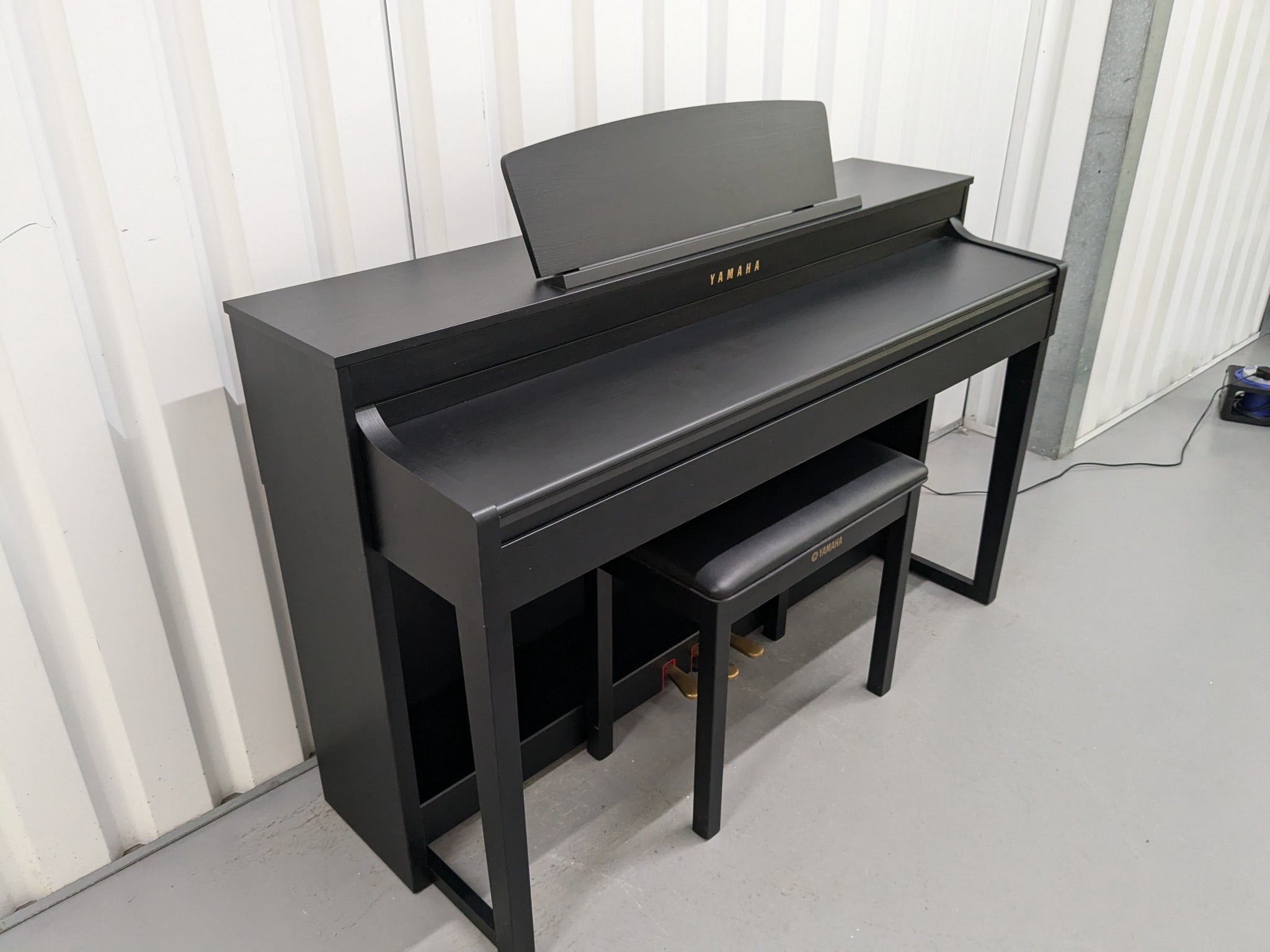 Yamaha Clavinova CLP-470 in satin black with wooden keys action +