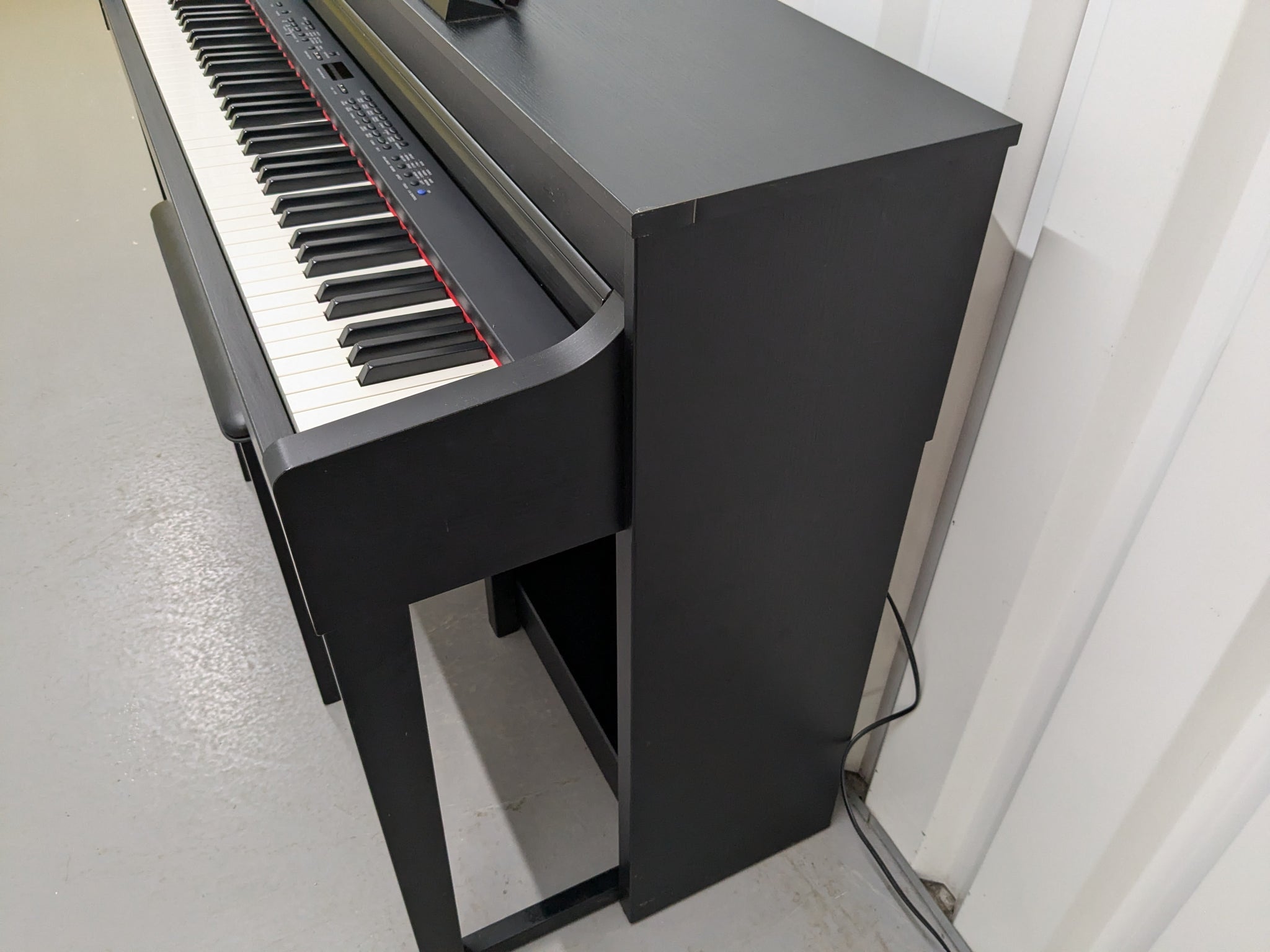 Yamaha Clavinova CLP-470 in satin black with wooden keys action +
