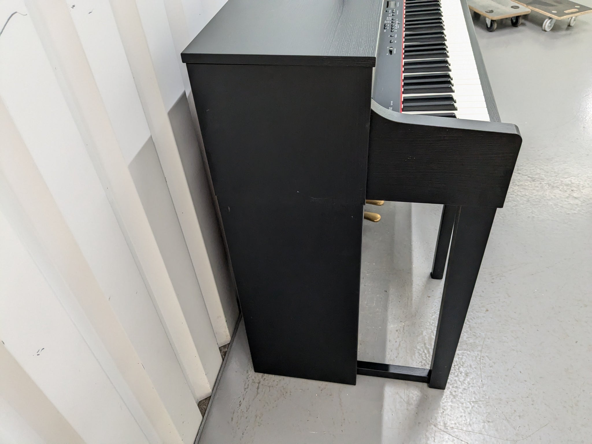 Yamaha Clavinova CLP-470 in satin black with wooden keys action +