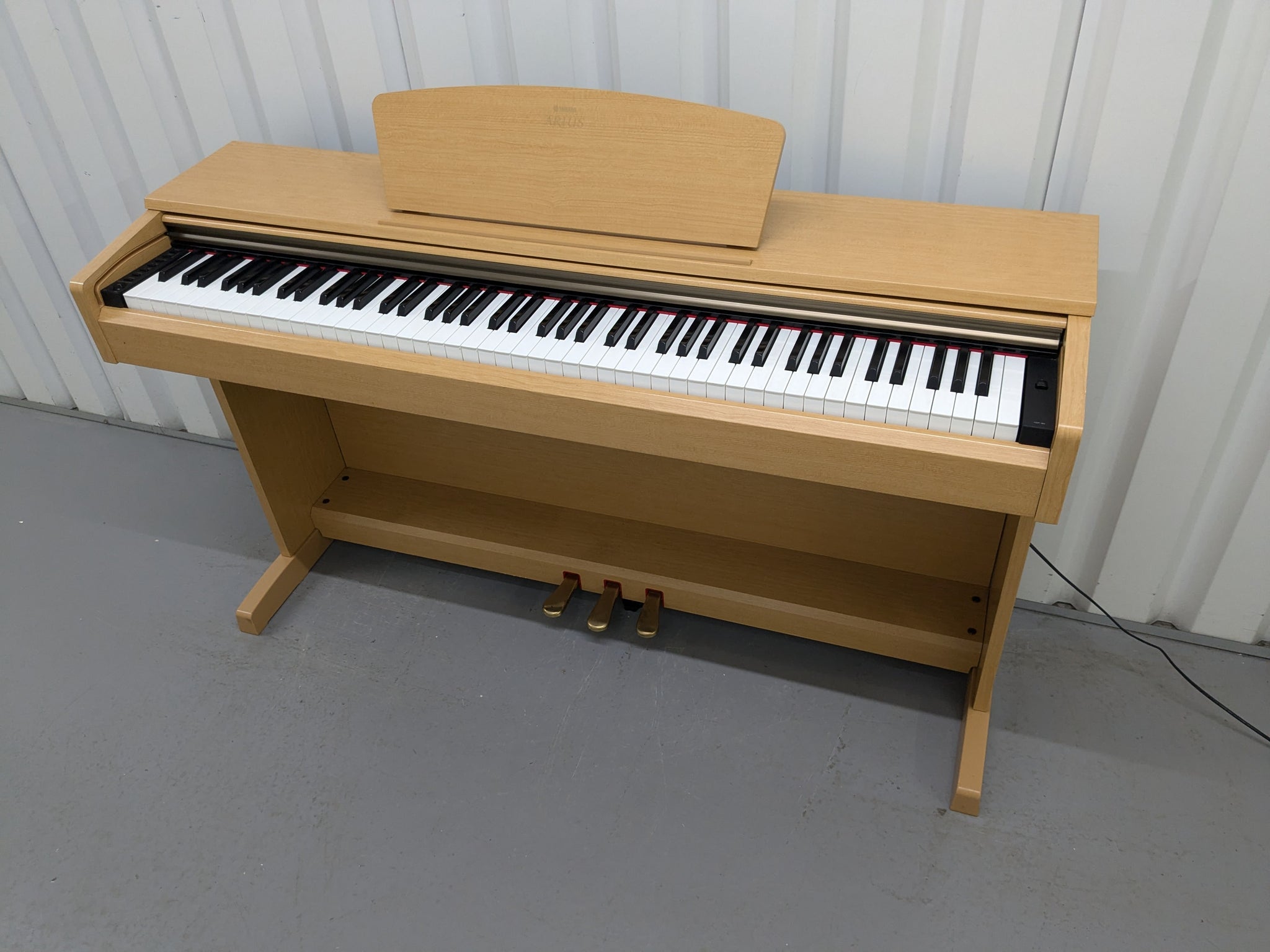 Yamaha Arius YDP-161 Digital Piano cherry wood clavinova keyboard