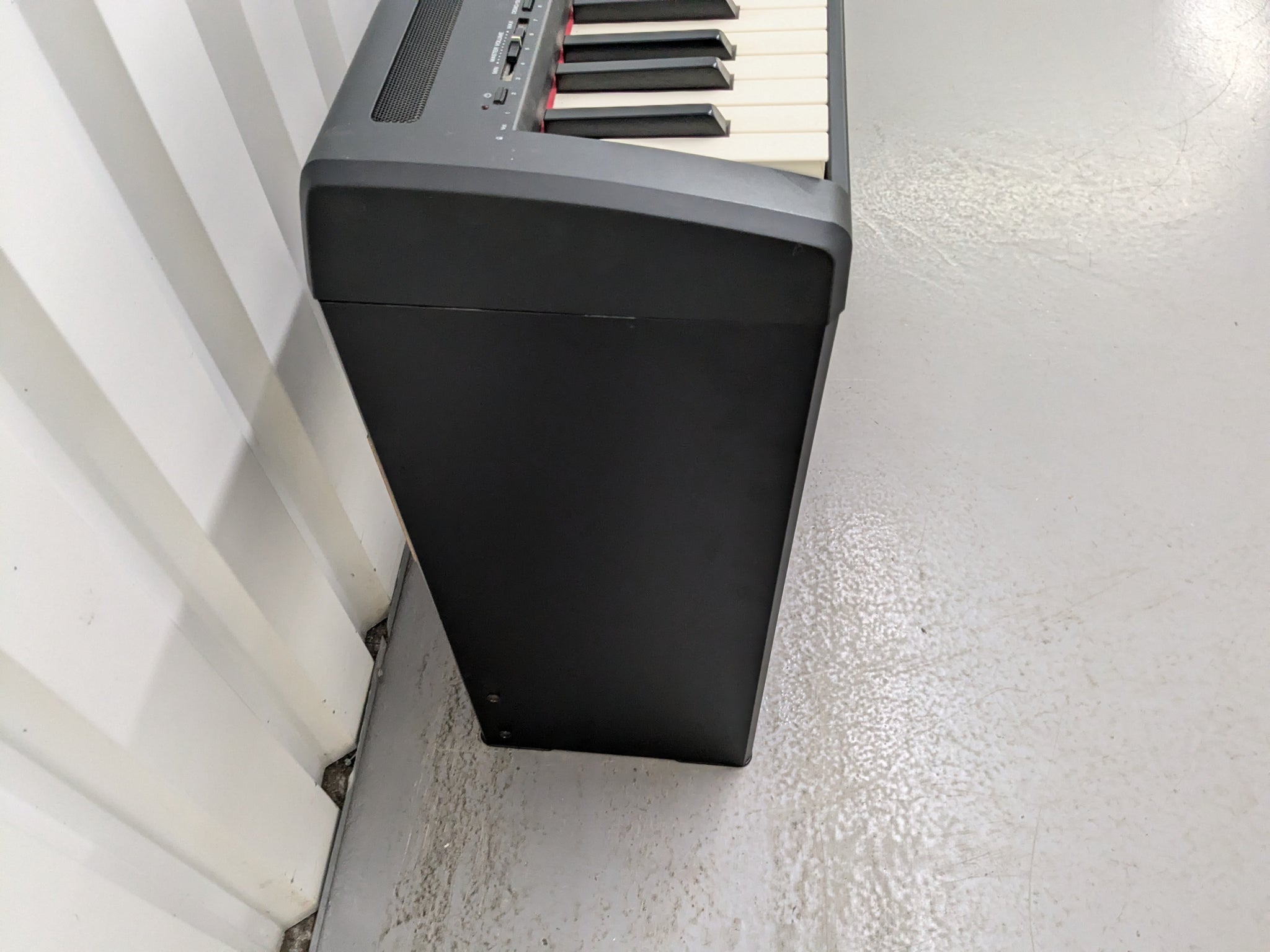 Yamaha P95 digital portable piano on fixed stand + 3 pedals black