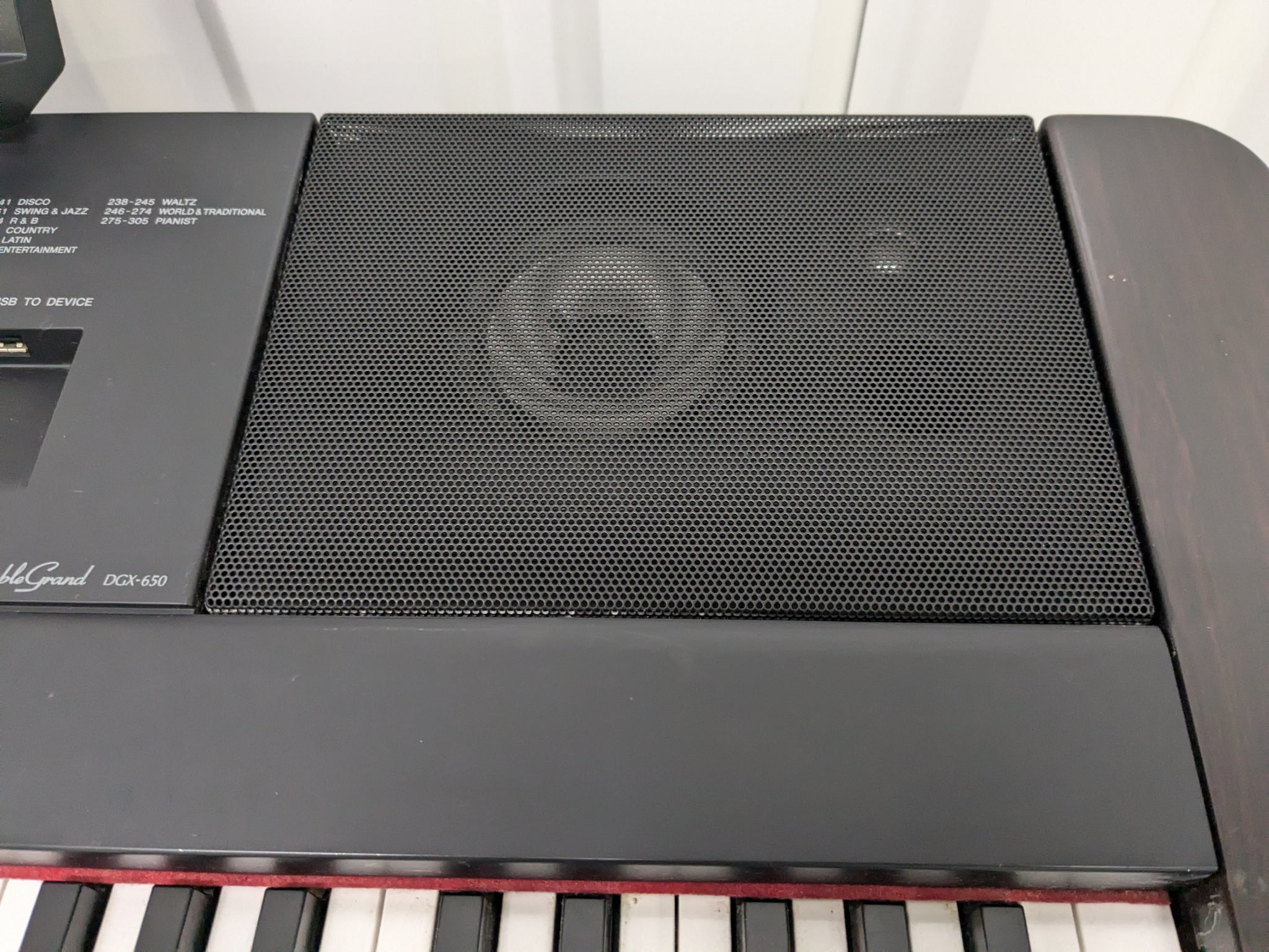 Yamaha DGX-650 rosewood portable grand piano keyboard and stand