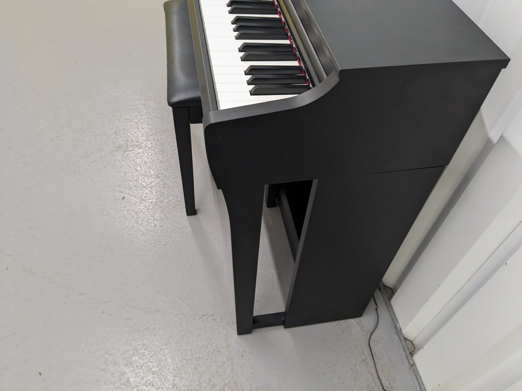 Yamaha clavinova CLP-725 digital piano and stool in satin black