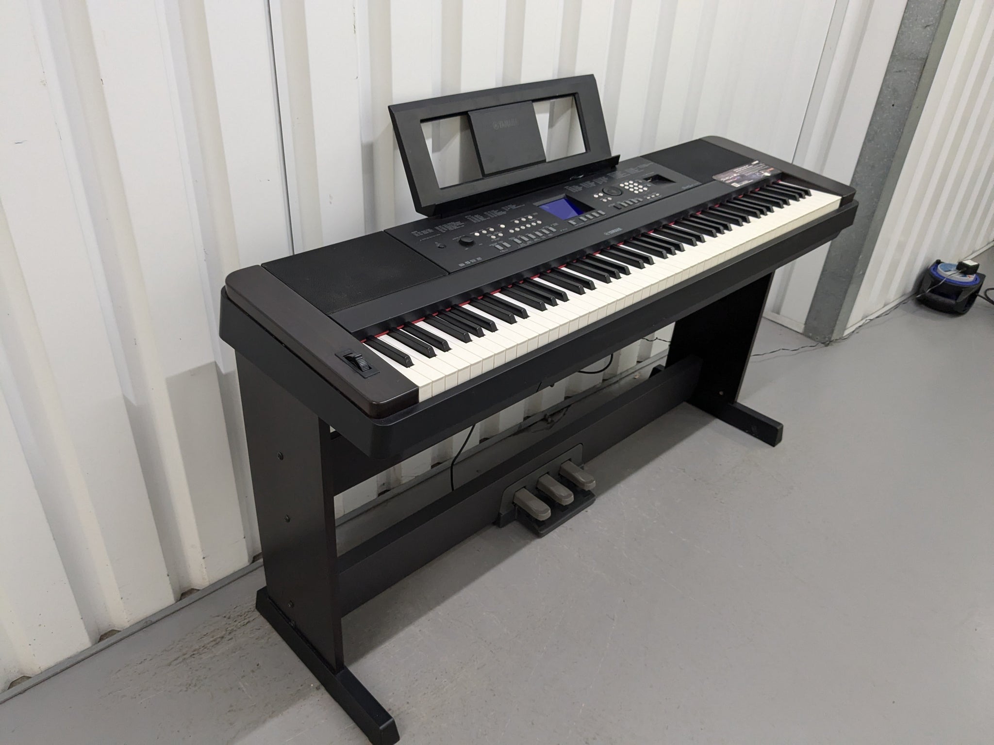 Yamaha DGX-650 in black 88 Weighted Keys Portable Grand 3 pedals