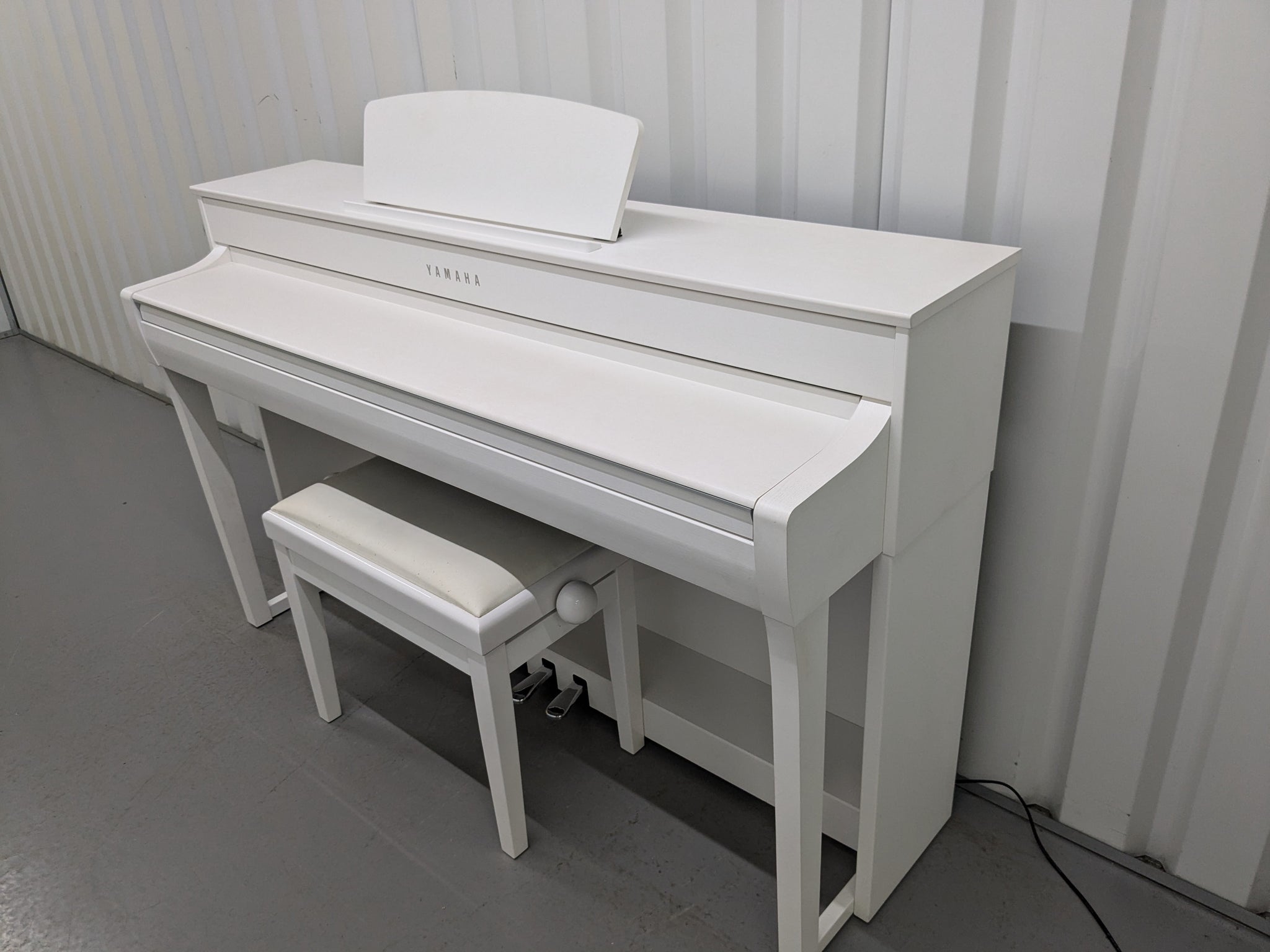 Yamaha Clavinova CLP-735 in satin white with heigh-adjustable