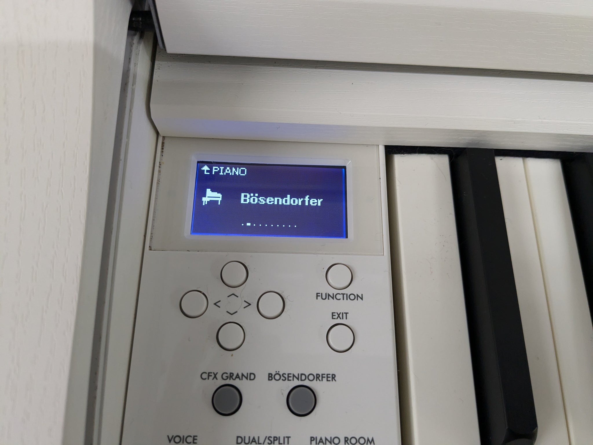 Yamaha Clavinova CLP-735 in satin white with heigh-adjustable