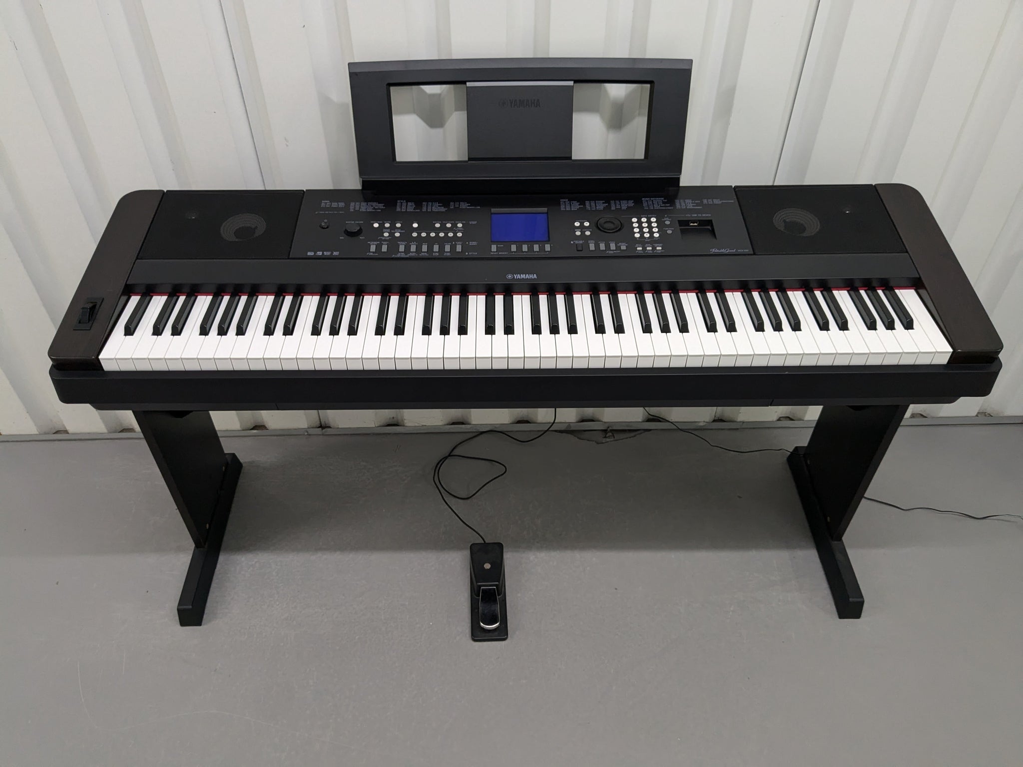 Yamaha DGX-650 rosewood portable grand piano keyboard and stand