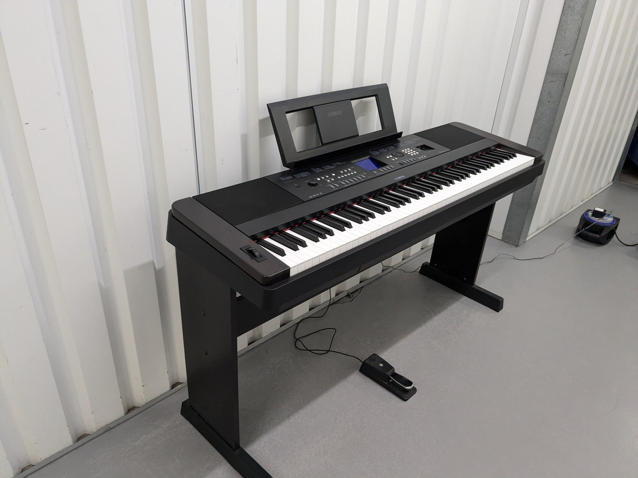 Yamaha DGX-650 rosewood portable grand piano keyboard and stand