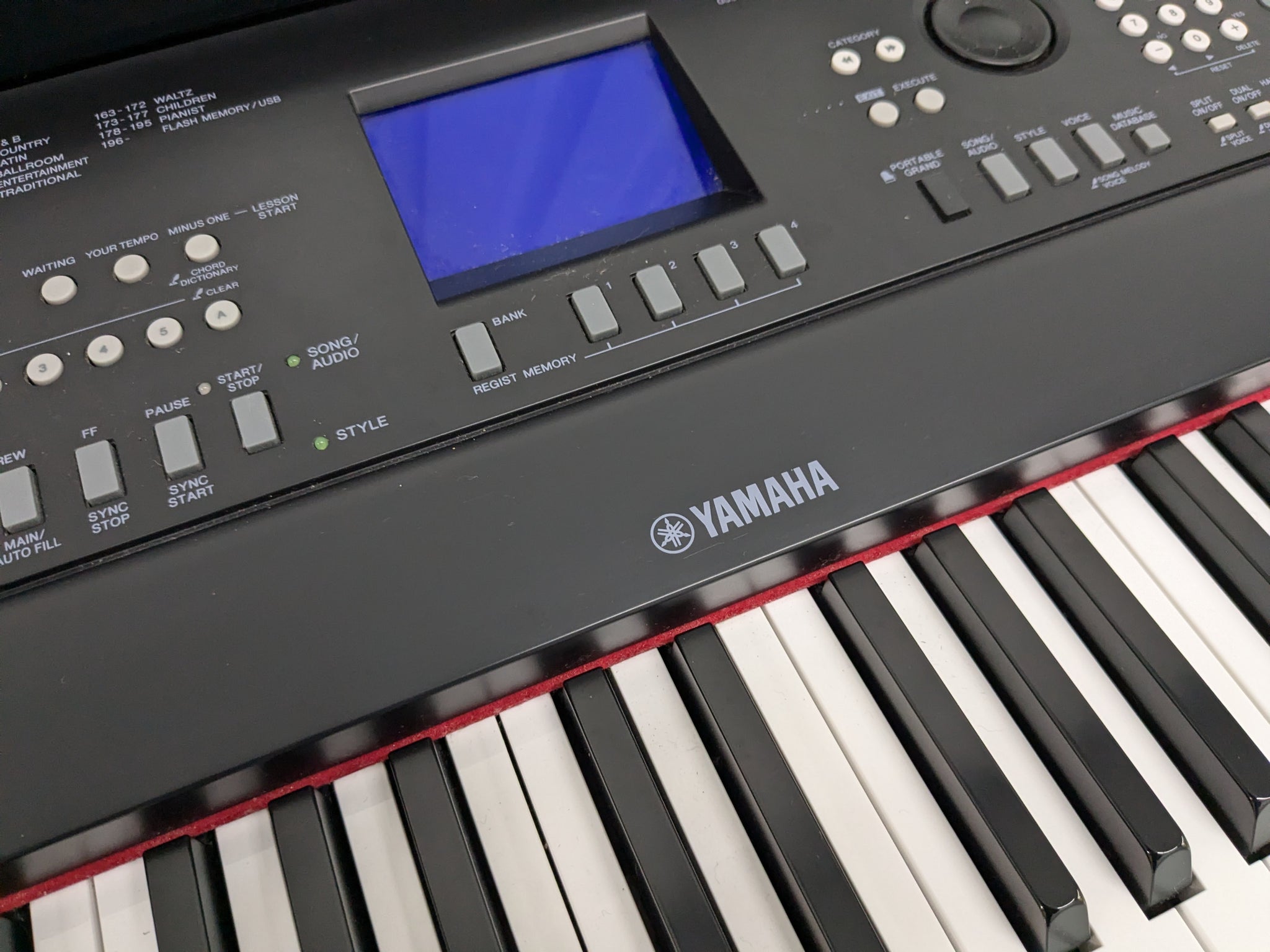 Yamaha DGX-650 rosewood portable grand piano keyboard and stand