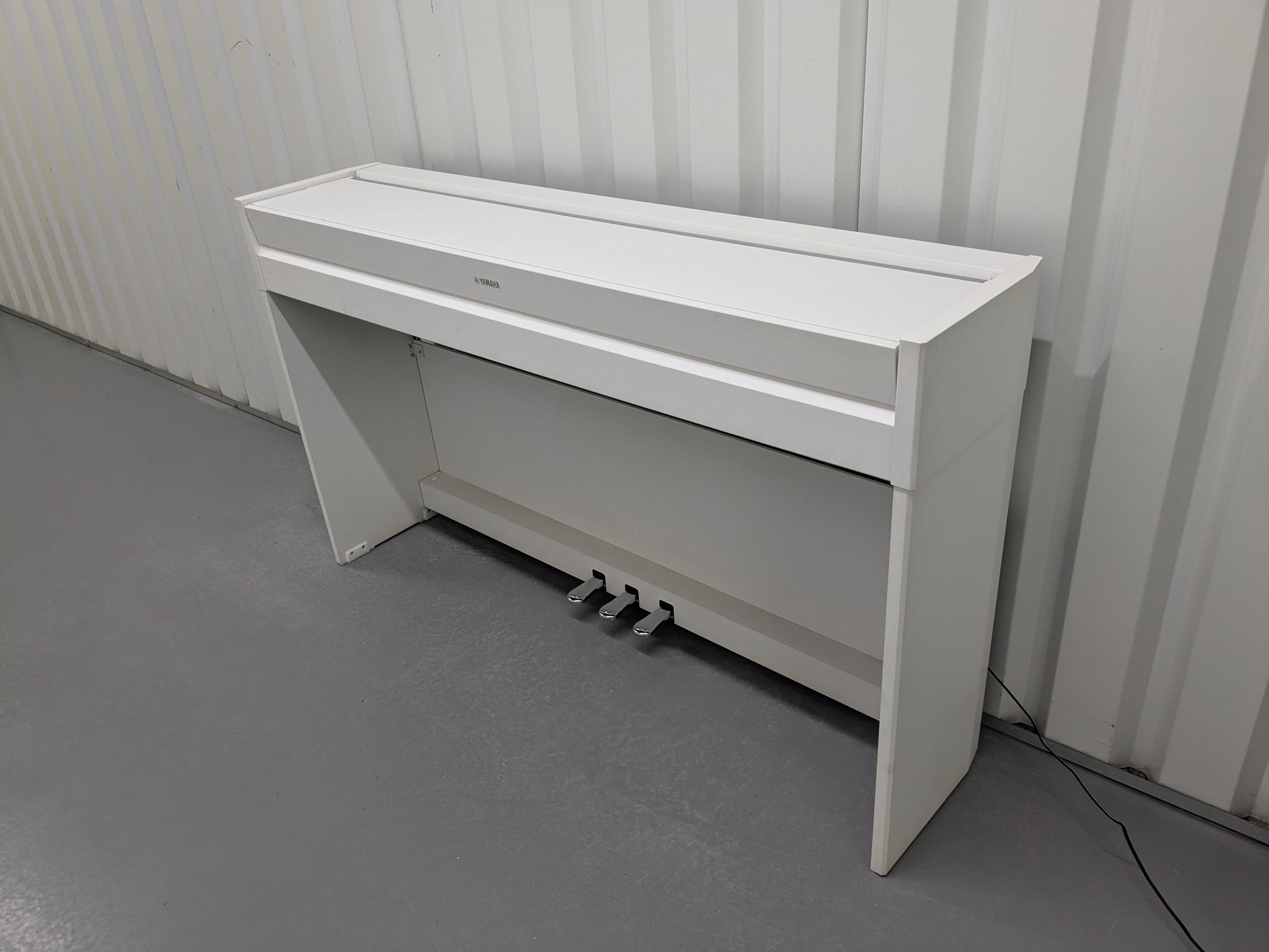 Yamaha Arius YDP-S52 satin white Digital Piano Slimline space
