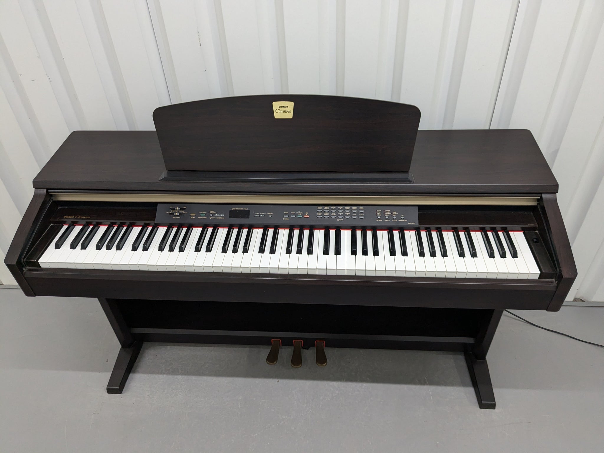 ヤマハ Yamaha Clavinova CLP-120 ピアノ Yamaha Clavinova CLP-120 Digital Piano and stool in dark rosewood