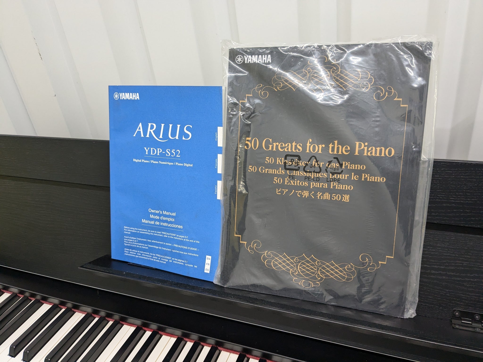 Yamaha Arius YDP-S52 black Digital Piano Slimline space saver