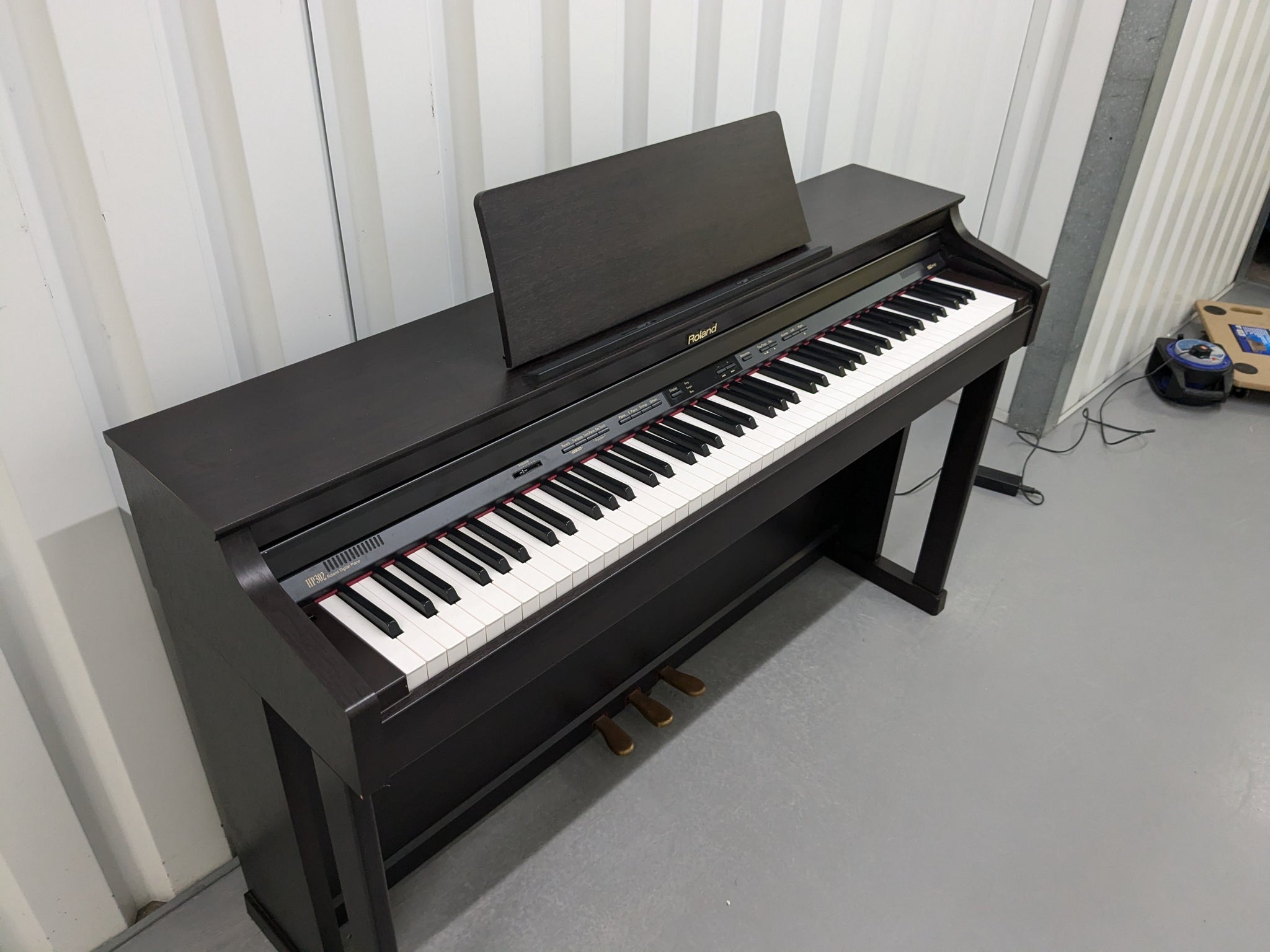 Roland HP302 digital piano and stool in dark rosewood finish stock