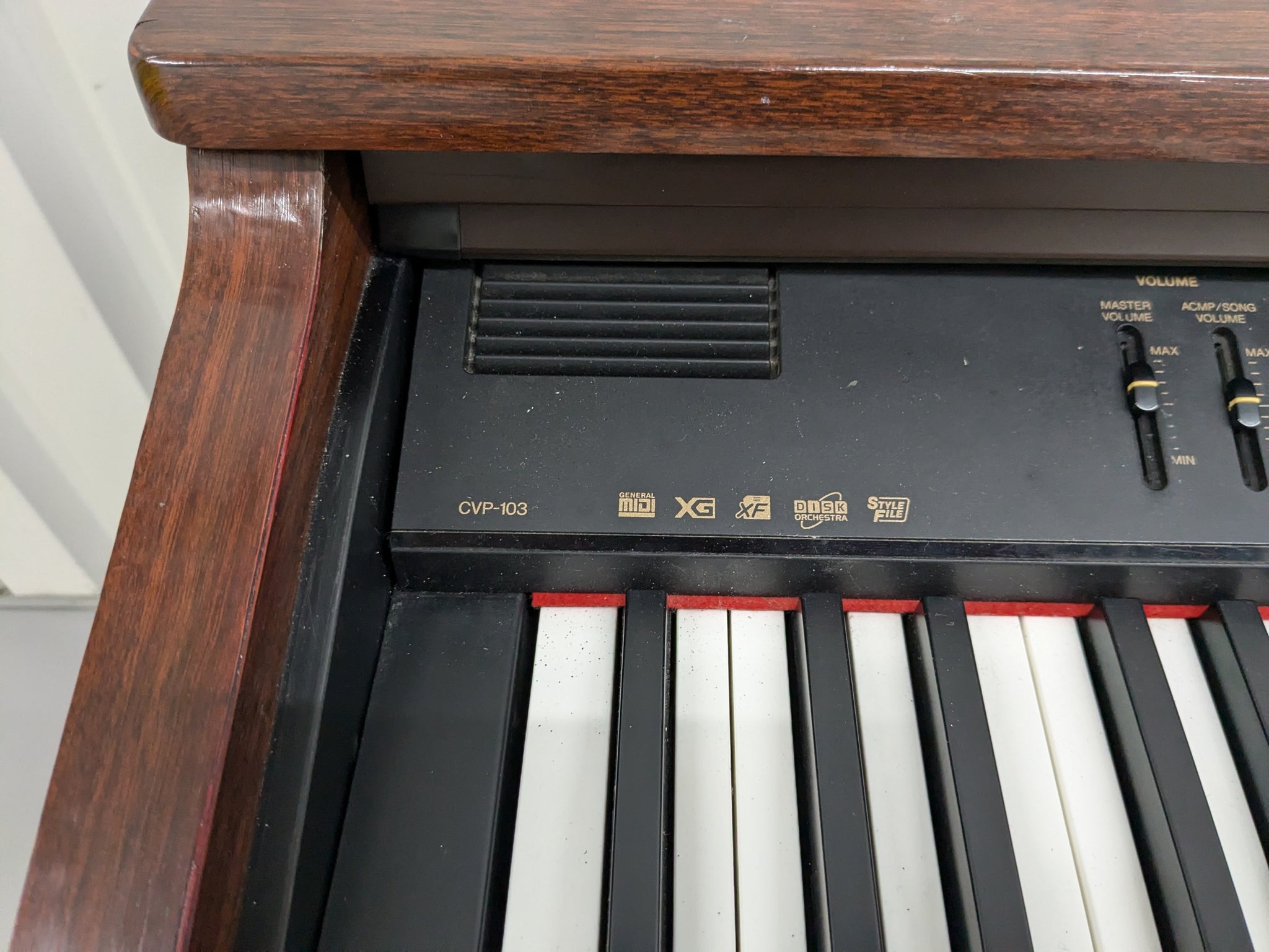 Yamaha Clavinova CVP-103 digital piano arranger in mahogany stock