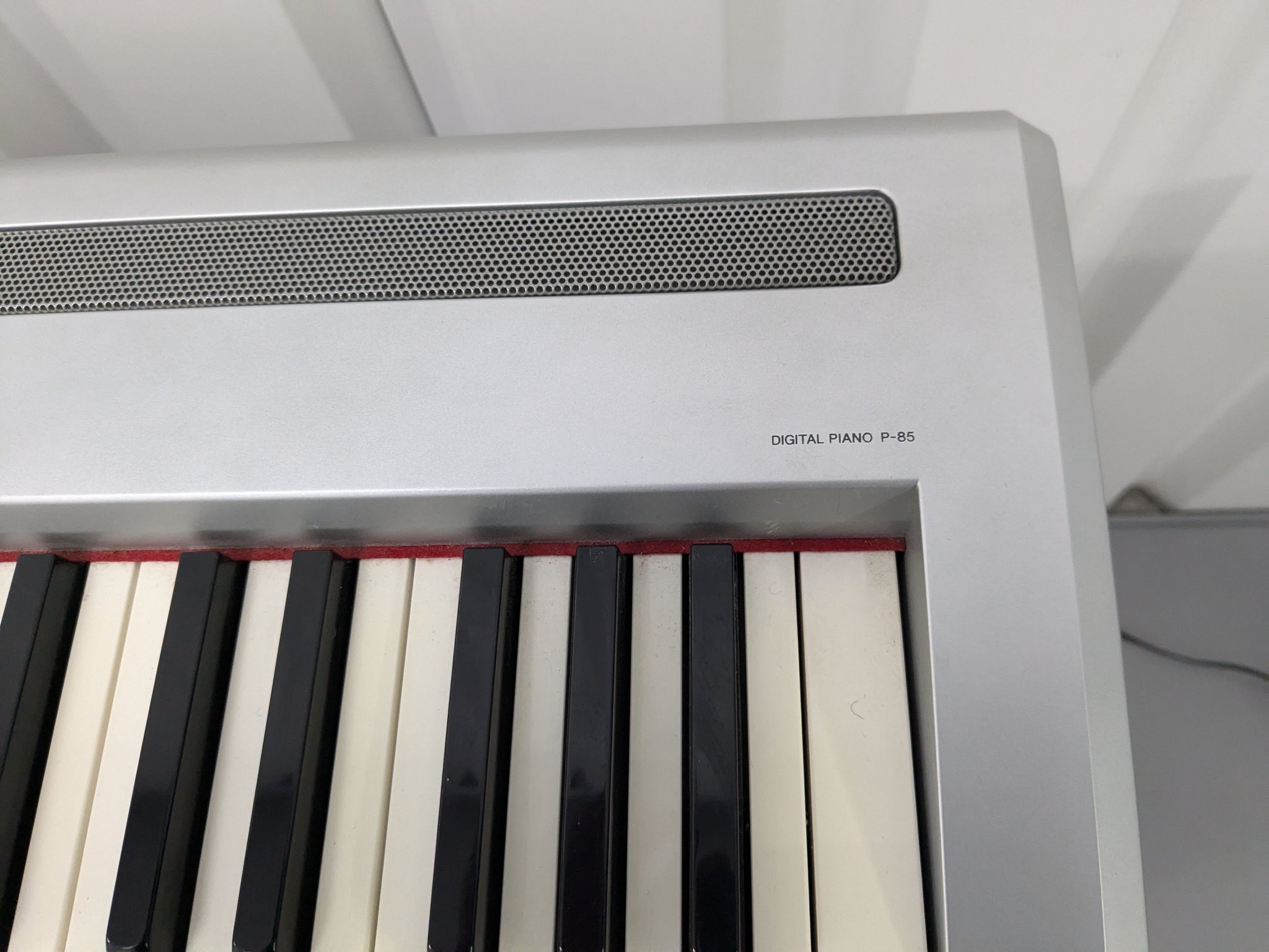 Yamaha P-85 88 Key Weighted Keys Portable piano + stand + 3