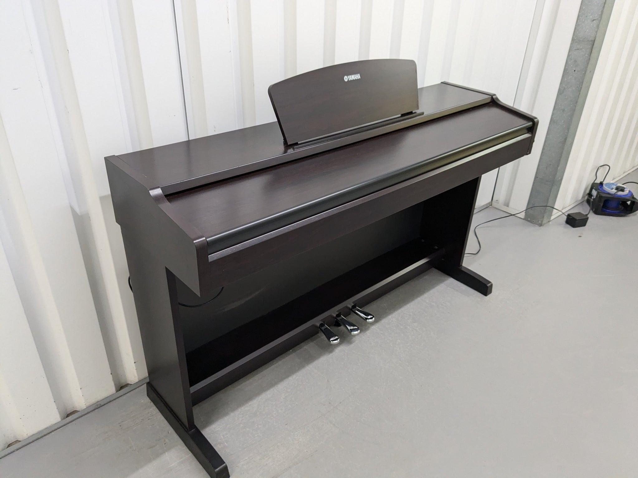 YAMAHA デジタルピアノ　電子ピアノ　YDP-131 Yamaha Arius YDP-131 Digital Piano in rosewood finish stock