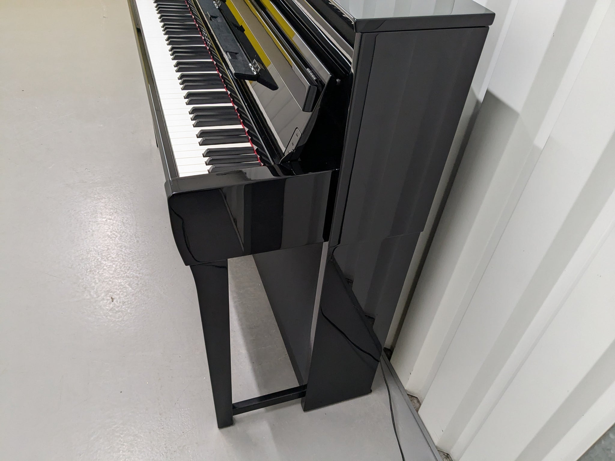 Yamaha Clavinova CLP-685 digital piano and stool in glossy black