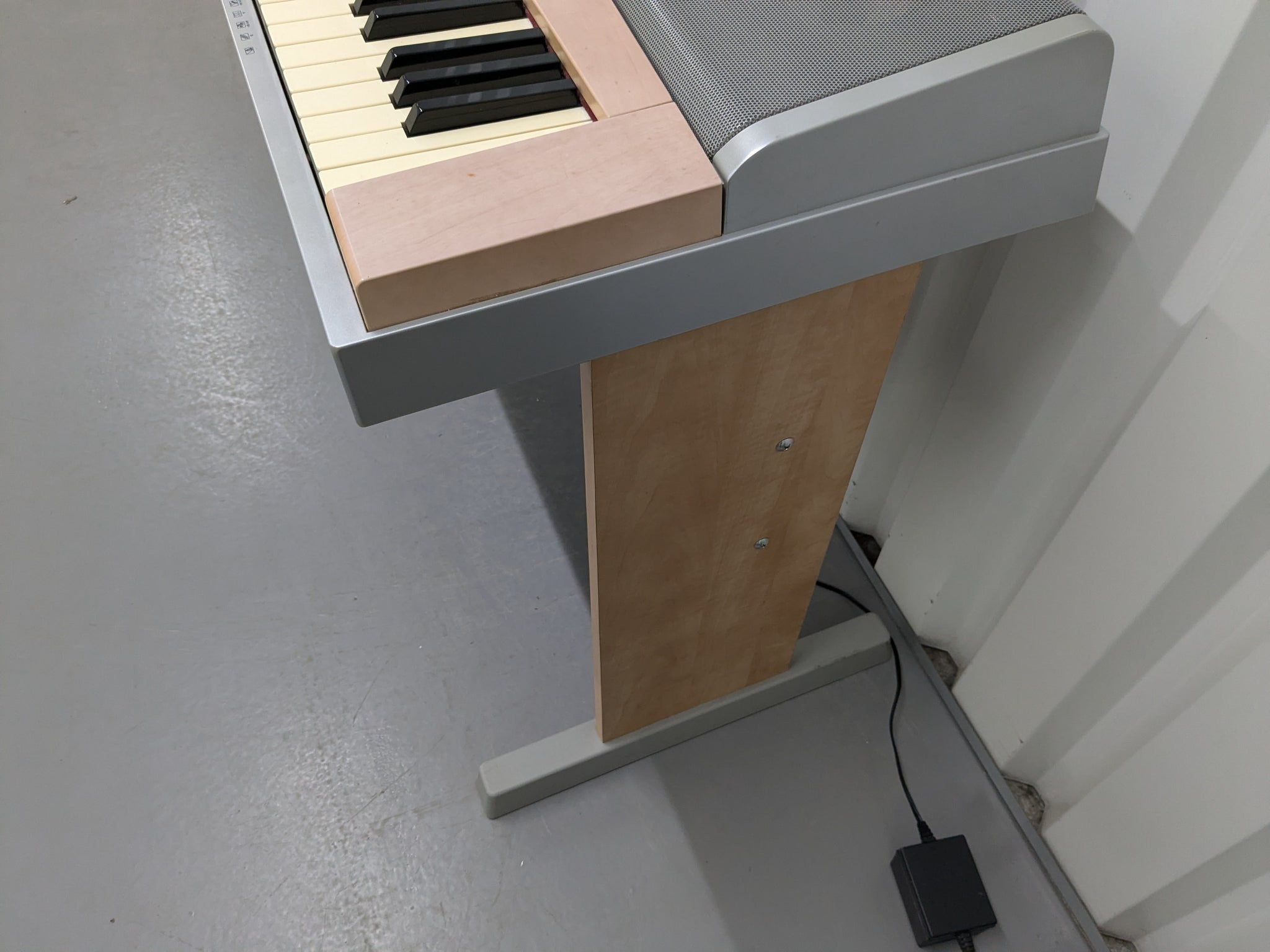 Yamaha DGX-620 88 Key Weighted Keys Portable Grand + stand +