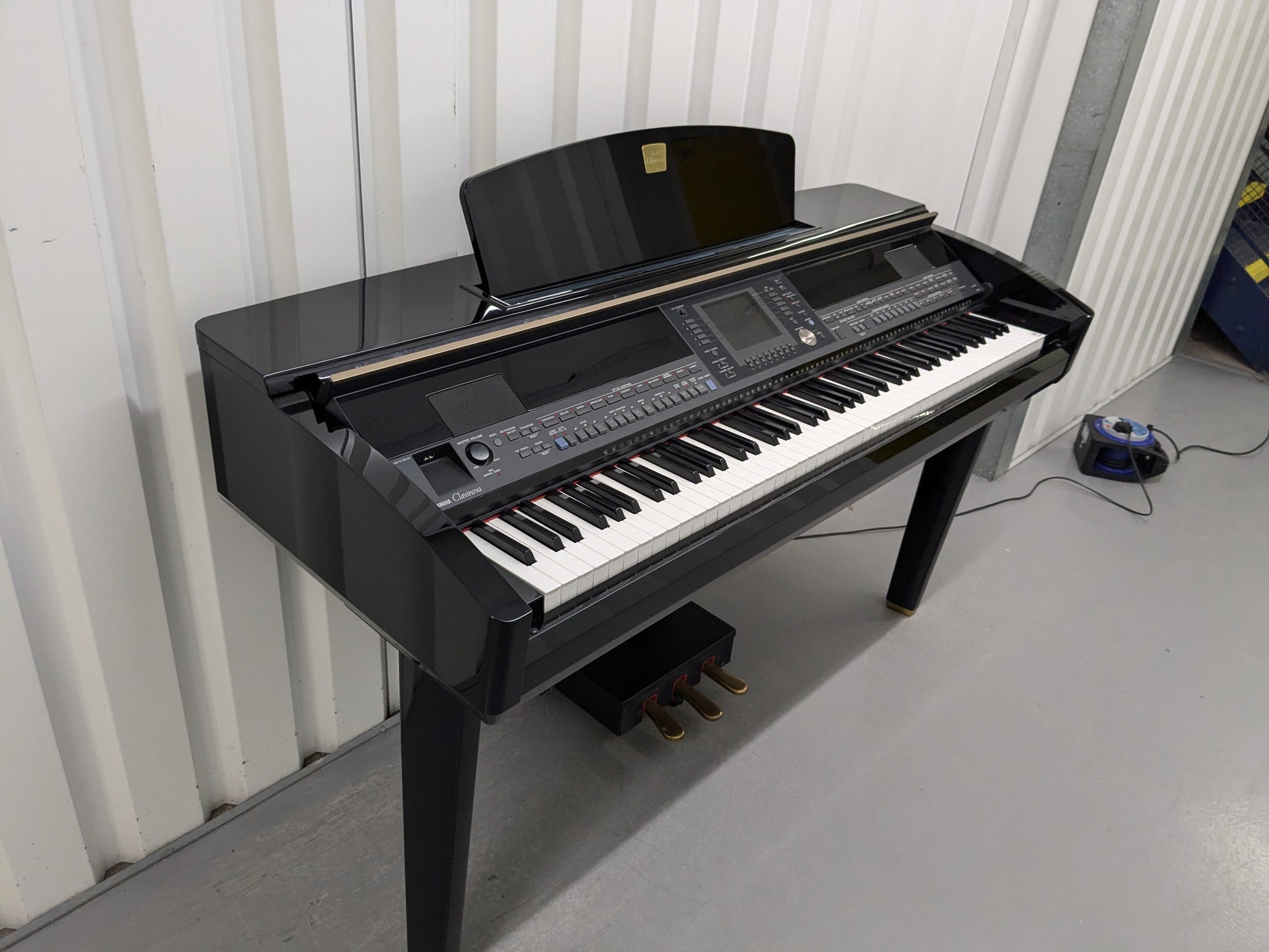 YAMAHA CLAVINOVA CVP-405PE DIGITAL PIANO IN GLOSSY POLISHED BLACK