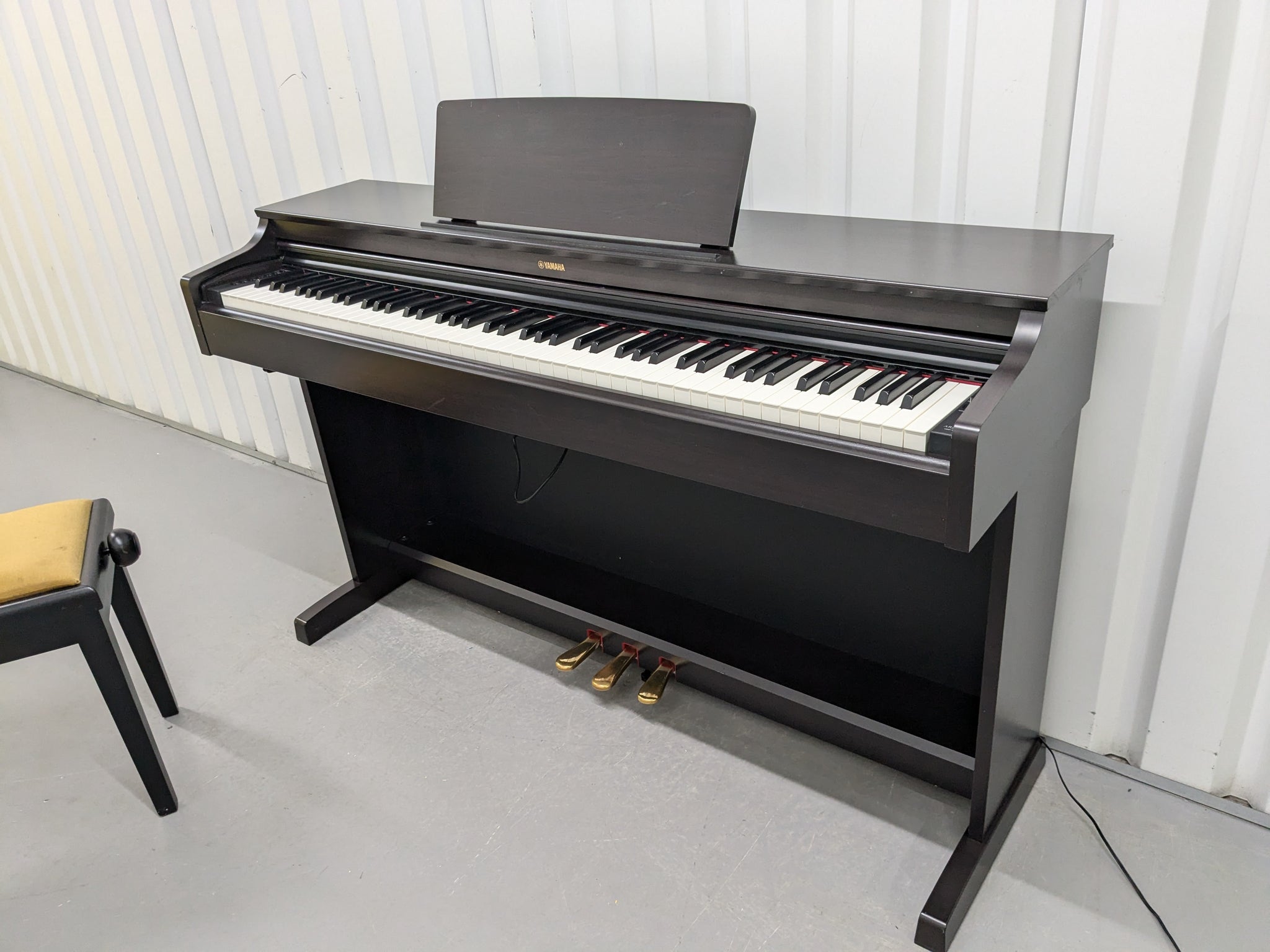 Yamaha Arius YDP-163 Digital Piano in rosewood clavinova keyboard