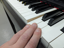 Load image into Gallery viewer, Yamaha Clavinova CLP-470 in dark rosewood with wooden keys action + stool #25009
