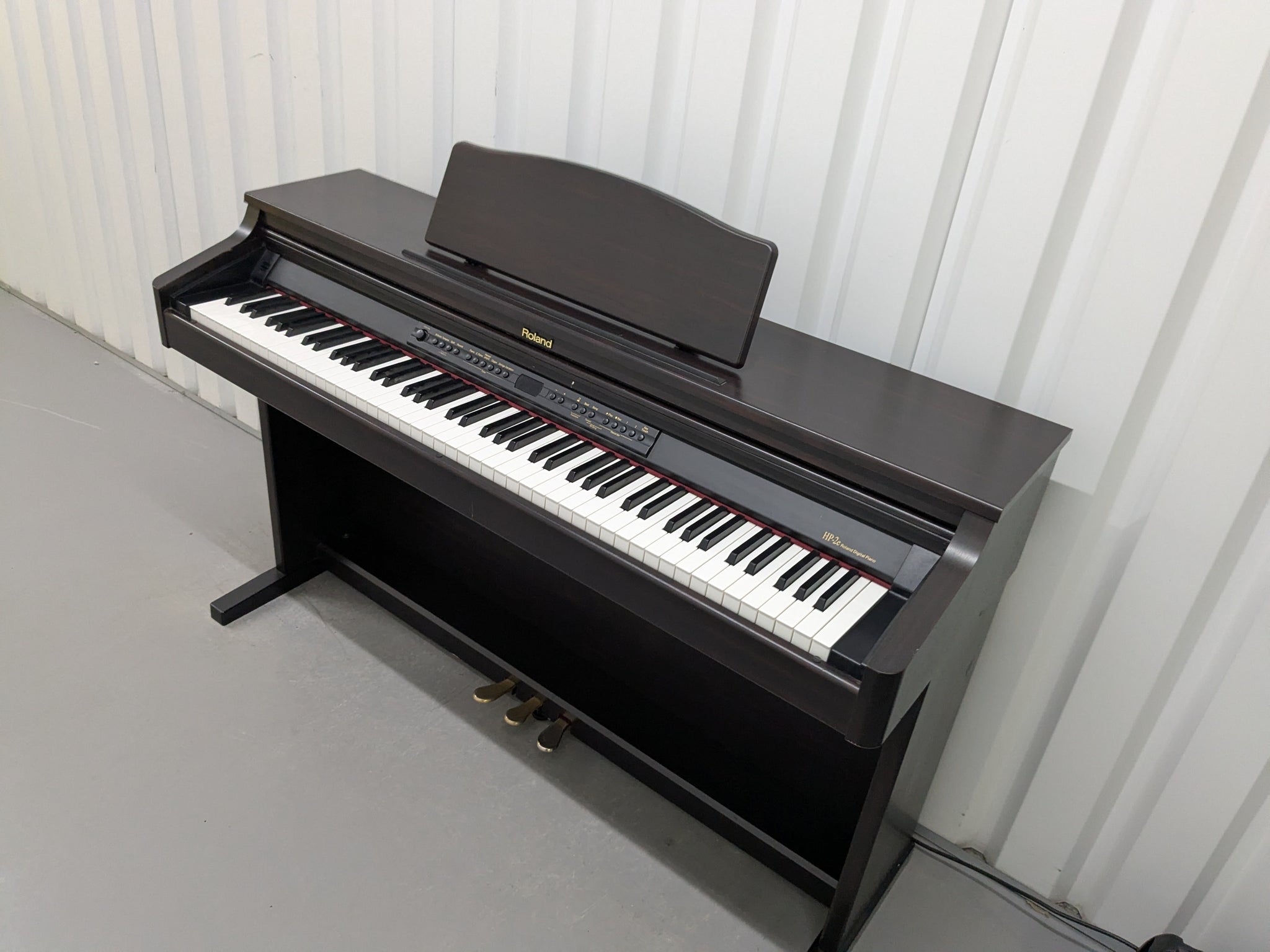 ROLAND　DIGITAL　PIANO Roland HP-2e digital piano in dark rosewood finish stock number