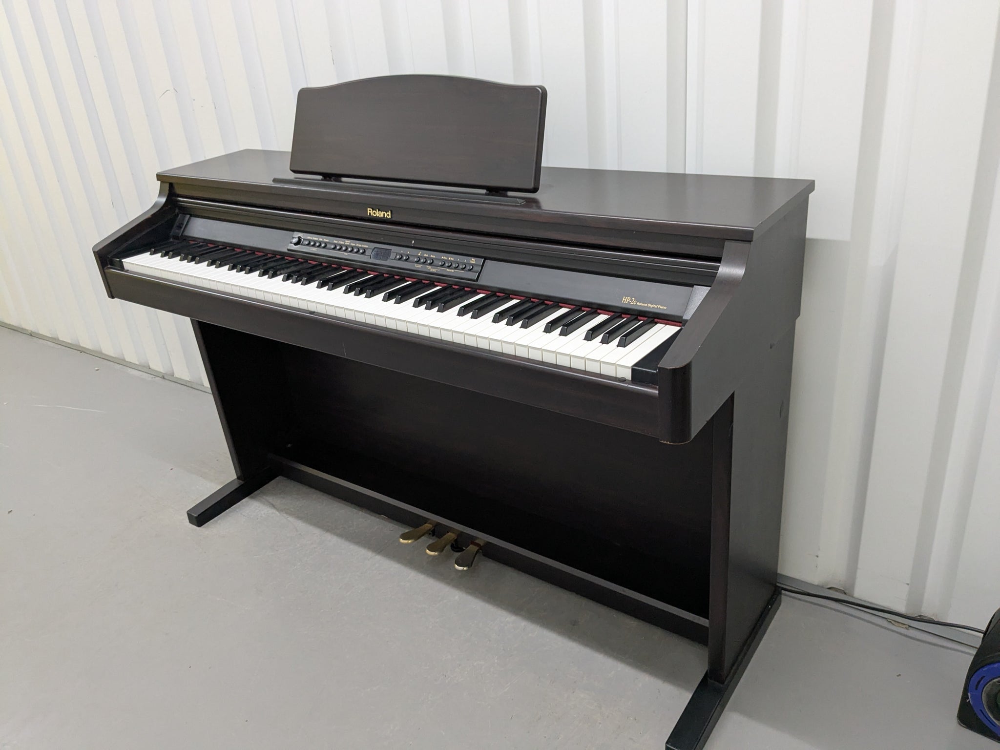 ROLAND　DIGITAL　PIANO Roland HP-2e digital piano in dark rosewood finish stock number