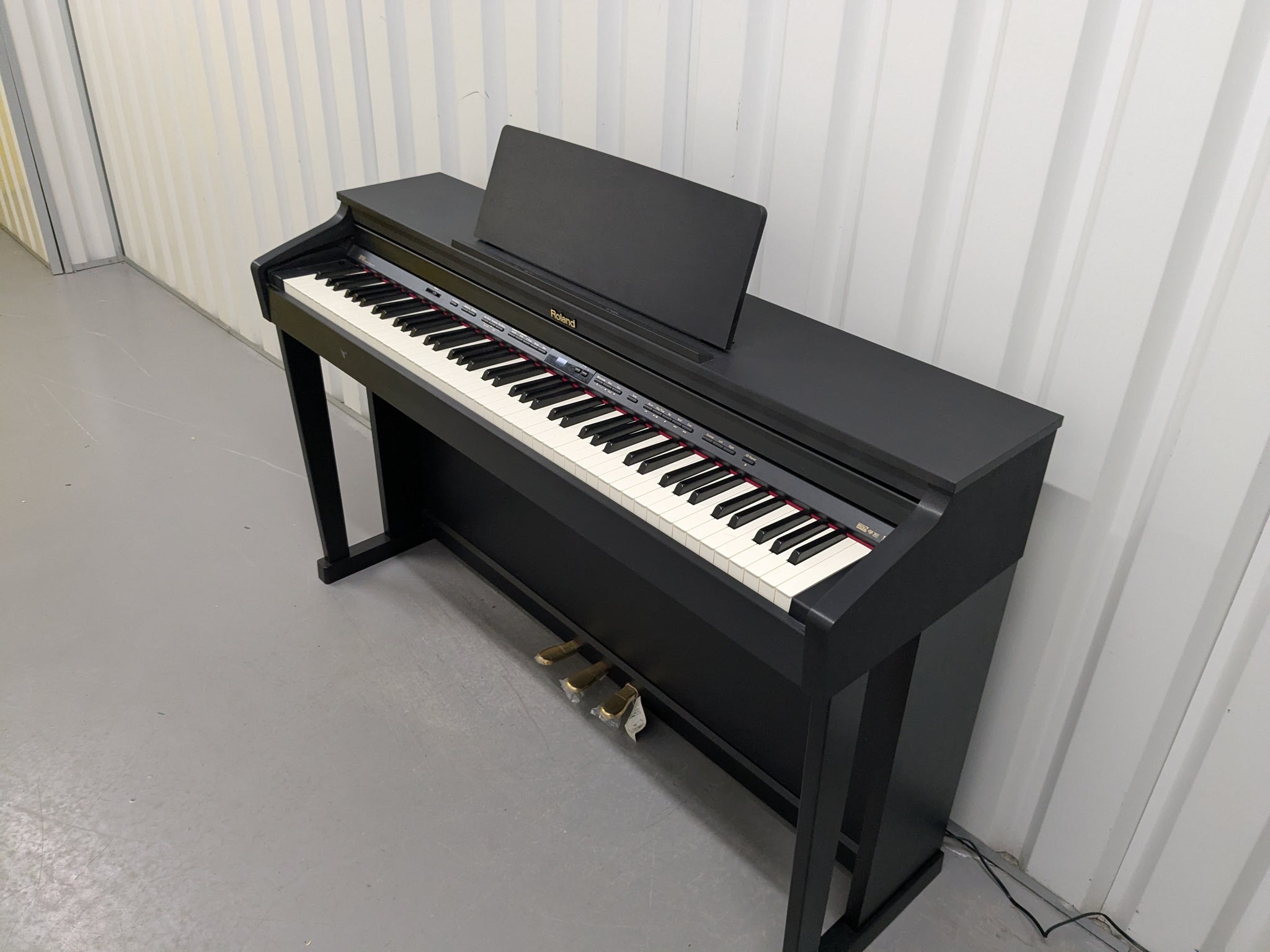 ローランド電子ピアノHP503−LW Roland HP503 digital piano in satin black finish stock number