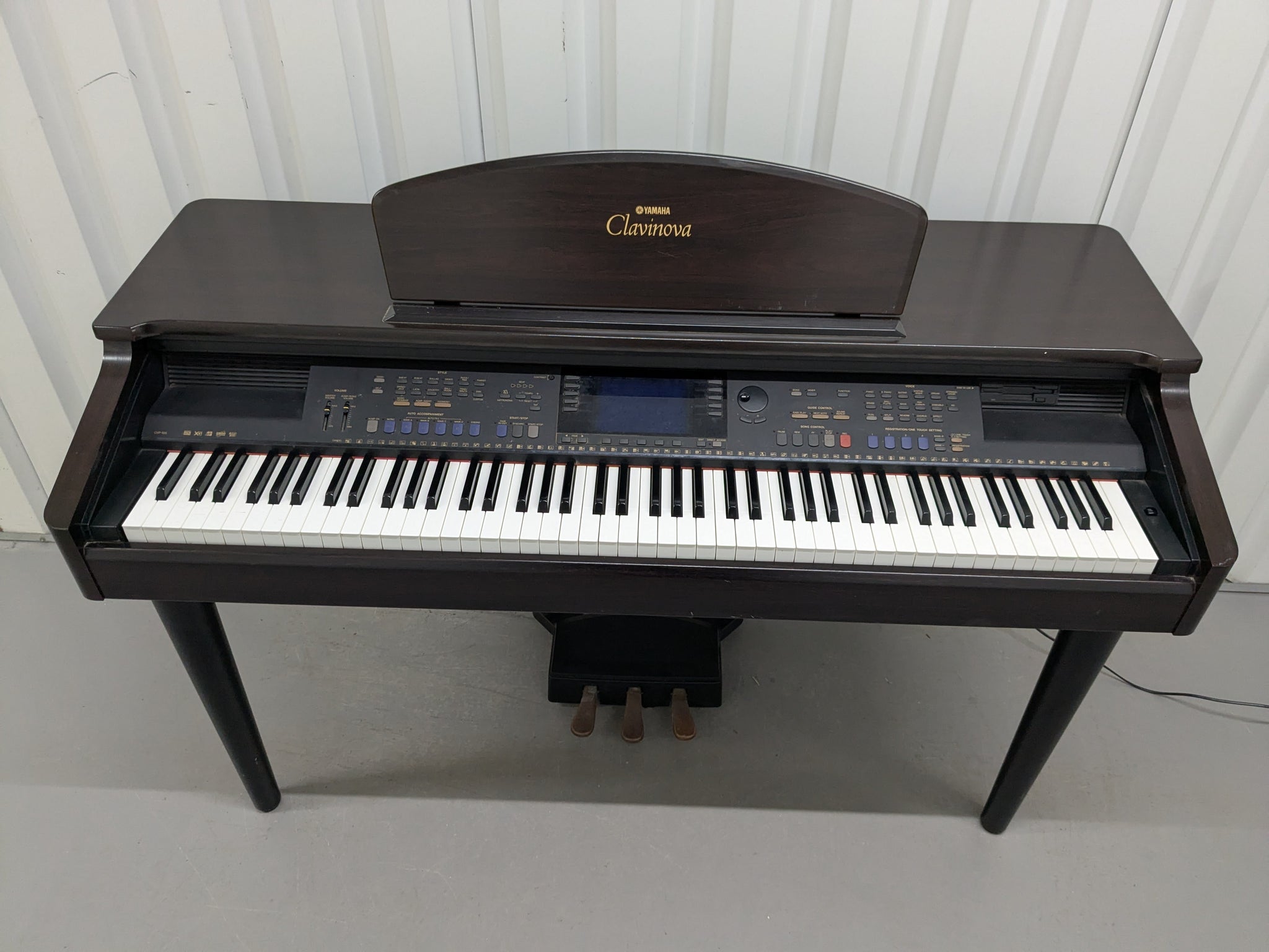 Yamaha Clavinova CVP-105 digital piano arranger in rosewood stock