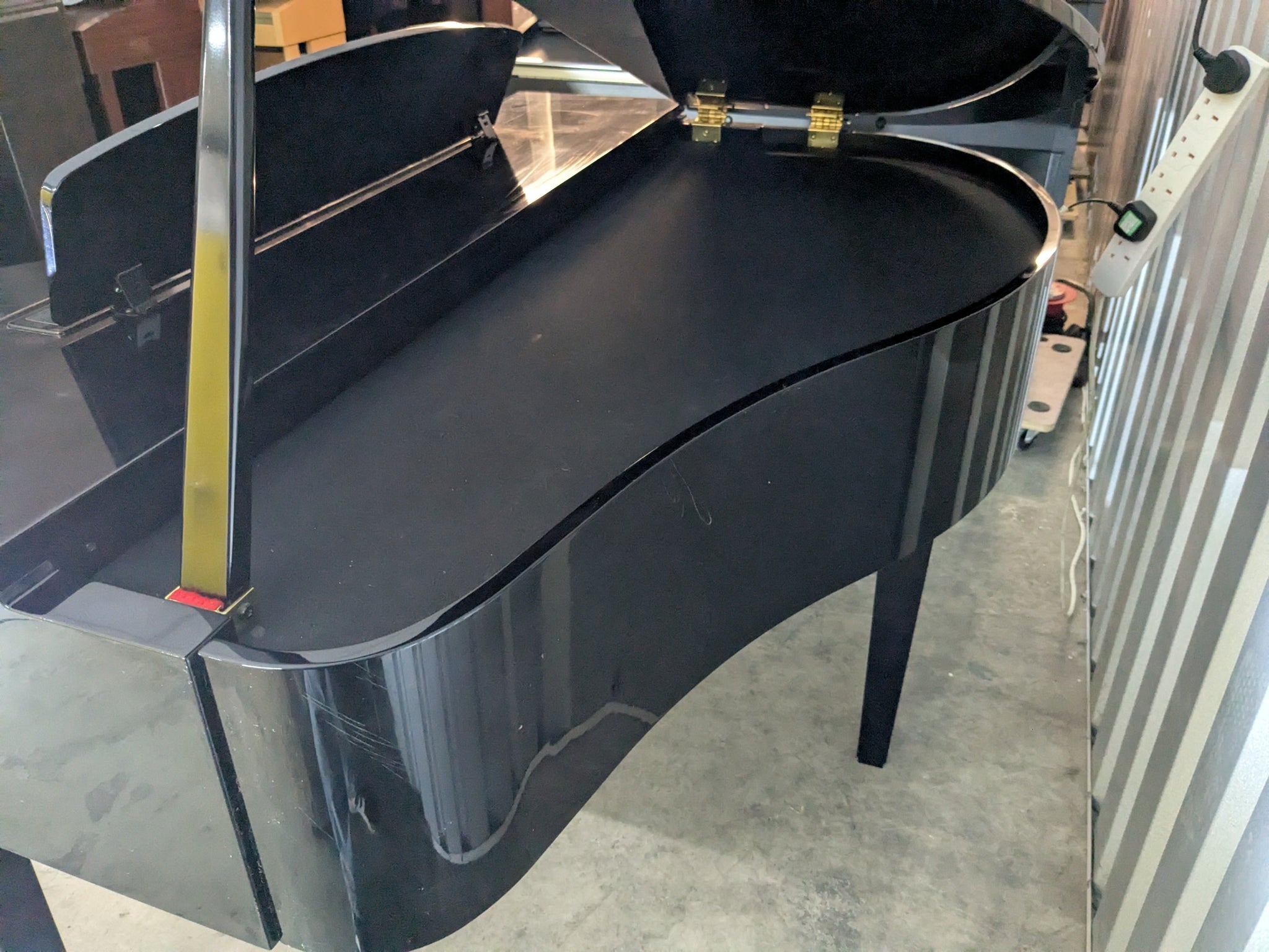 Yamaha Clavinova CLP-465GP in polished glossy black + stool. stock